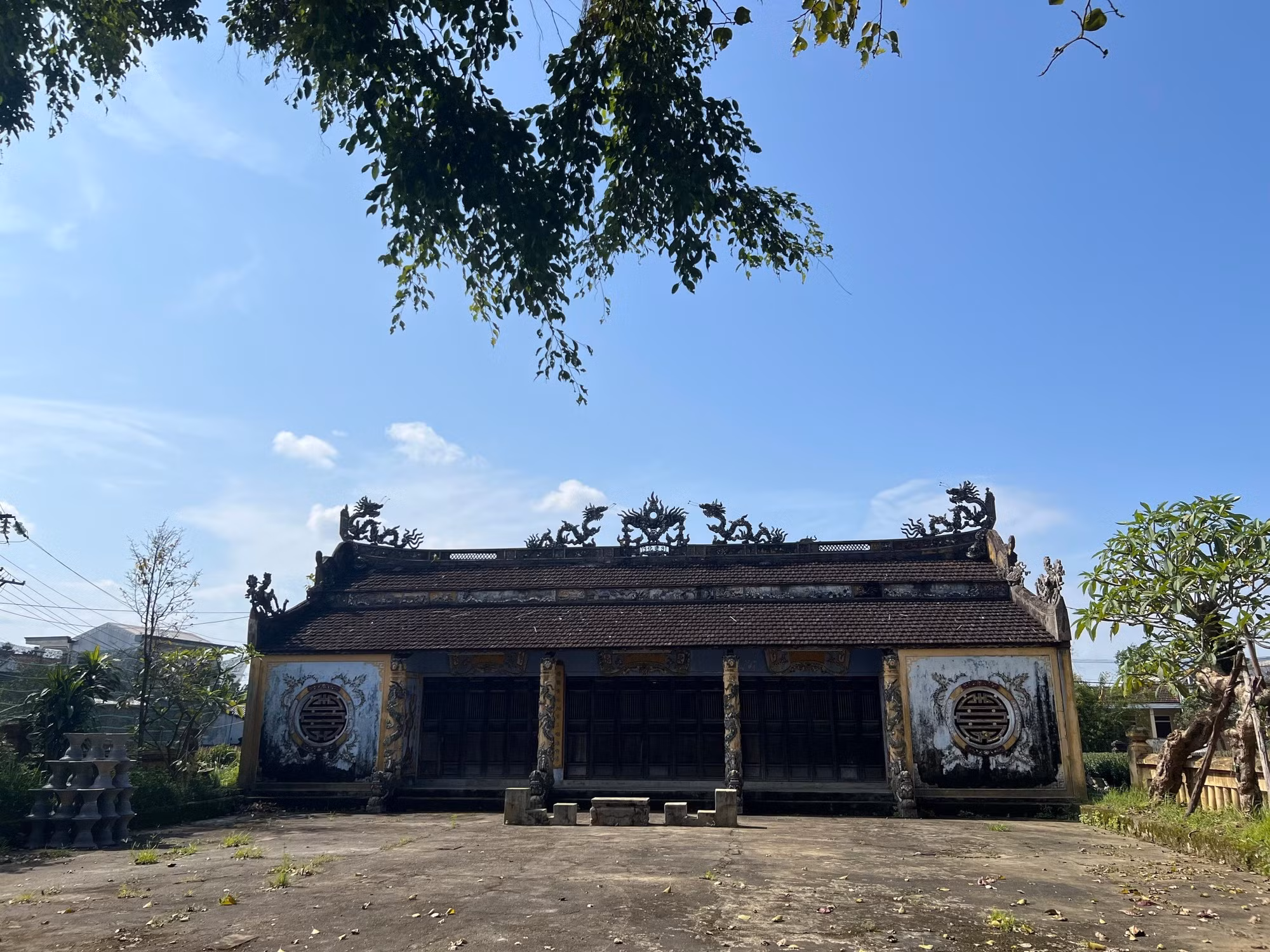 An Truyen debe su nombre coloquial, Chuon, a una vasta laguna del sistema de albuferas de Tam Giang. Sus cuadros eran imprescindibles para el culto a los antepasados en el Tet, pero hace más de diez años languidecieron.