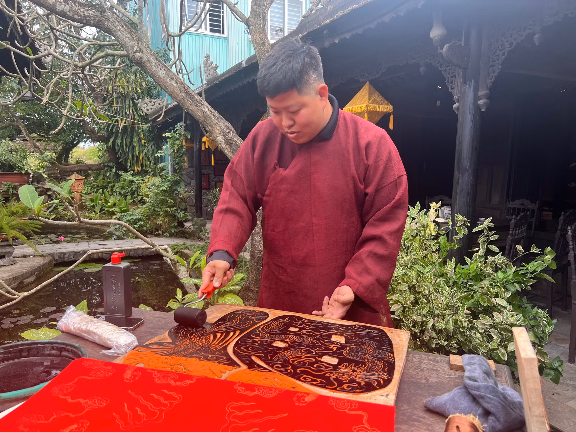 Cong Dat repite el proceso utilizando el papel artesanal “xuyen”, también un material popular en el arte de caligrafía.