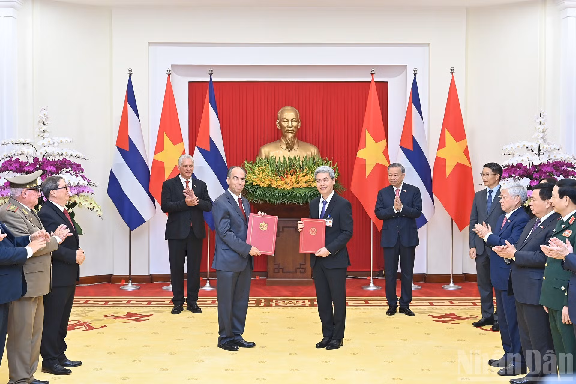 Firma de un MoU sobre cooperación en el ámbito de archivos y gestión documental entre el Departamento Estatal de Archivos del Ministerio del Interior de Vietnam y el Archivo Nacional de Cuba.