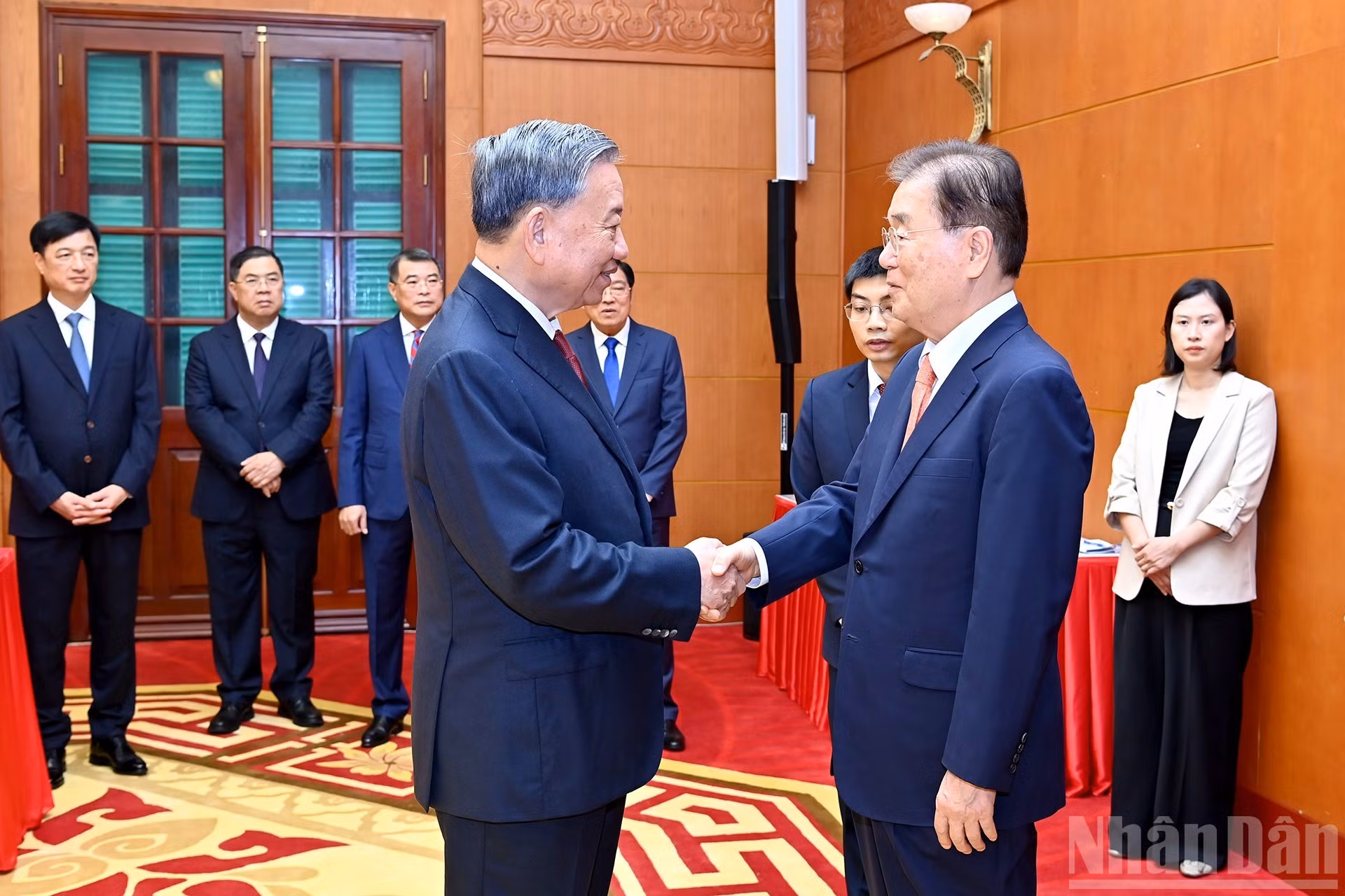 El máximo dirigente político de Vietnam da la bienvenida a los representantes de partidos amigos.