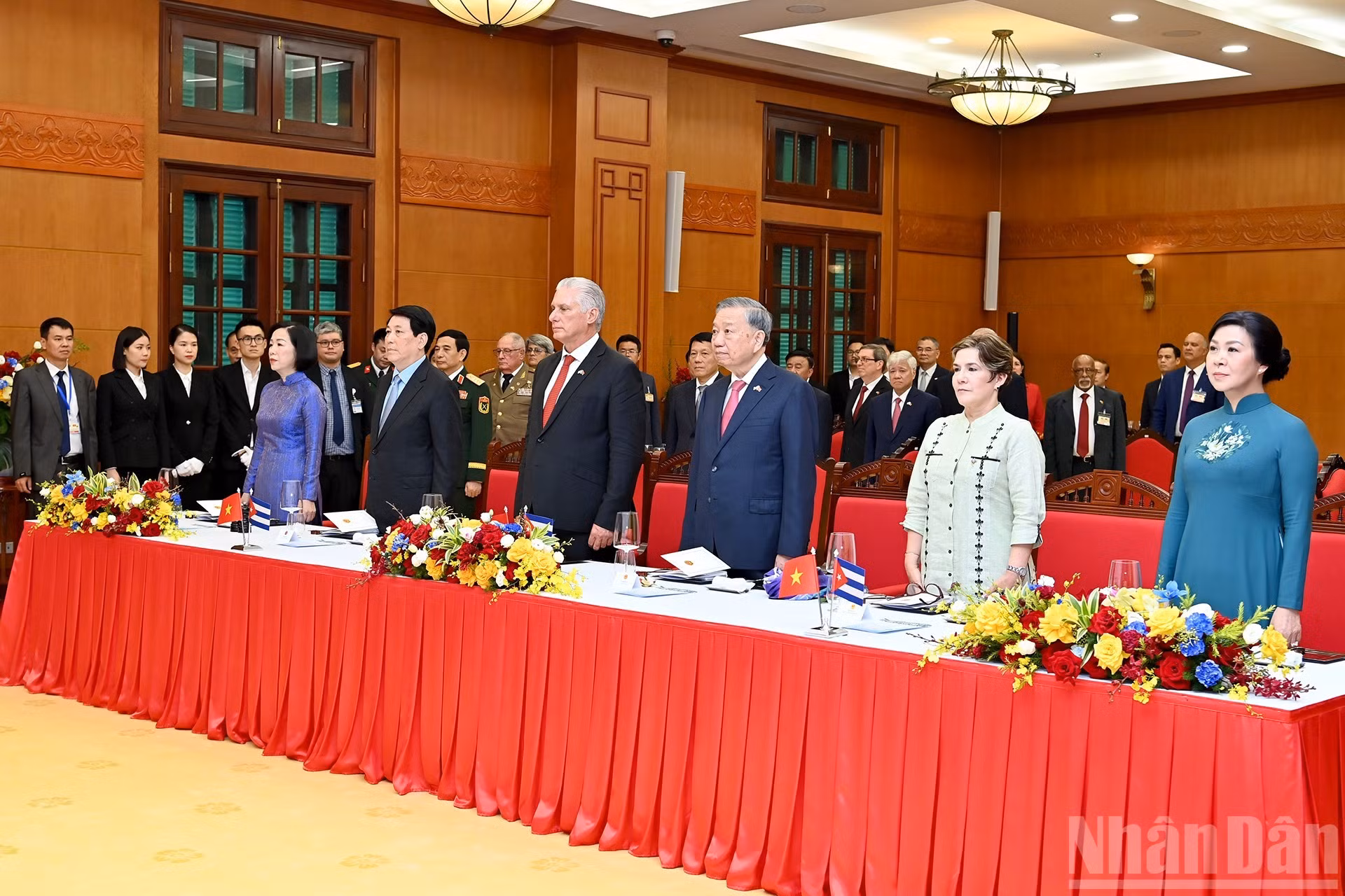 Los dirigentes del Partido y del Estado de Vietnam y Cuba realizan el acto de saludo a la bandera.