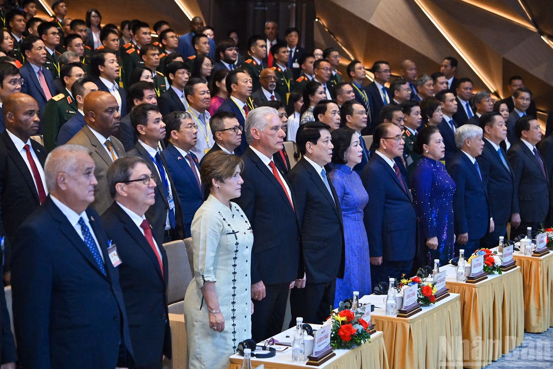 El presidente de Vietnam, Luong Cuong, y su esposa, junto con el primer secretario del Comité Central del Partido Comunista de Cuba y presidente de la República, Miguel Díaz-Canel Bermúdez, y su cónyuge, durante la interpretación de los himnos nacionales de los dos países.