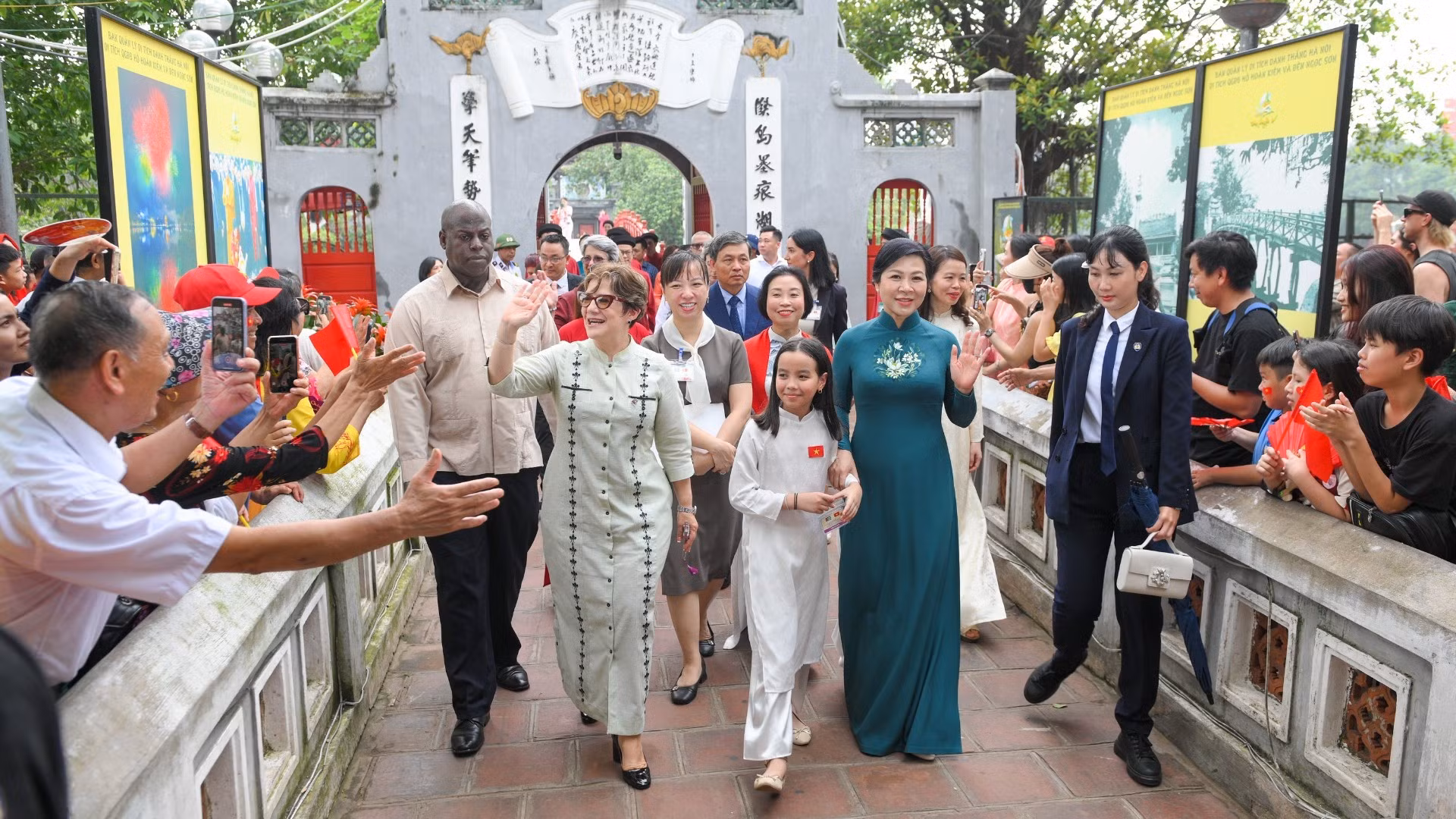 [Foto] Esposas de líderes partidistas de Vietnam y Cuba disfrutan de arte de marionetas acuáticas vietnamita