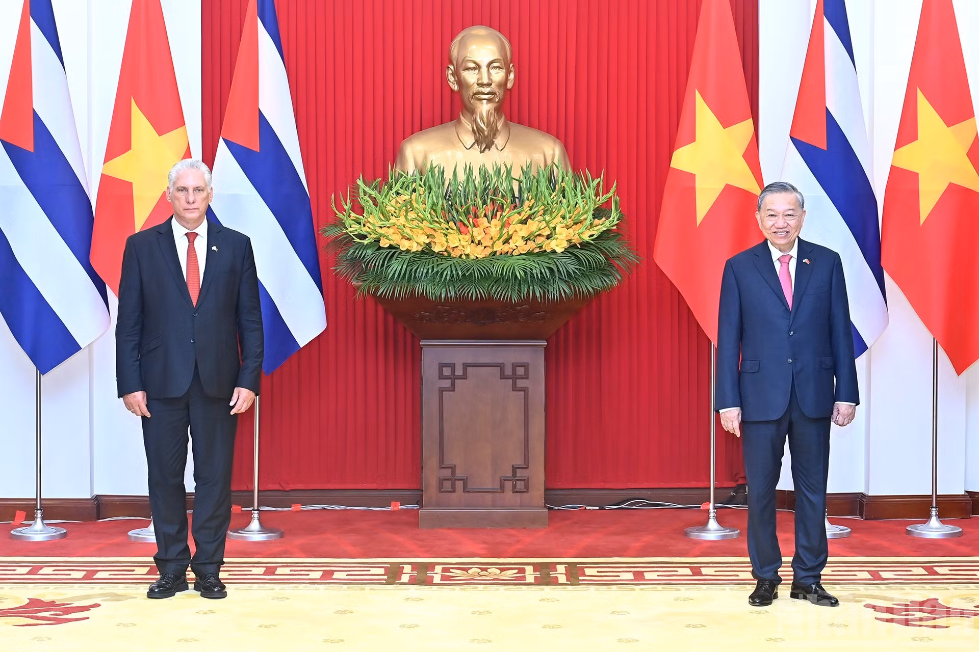 El secretario general del Partido Comunista de Vietnam, To Lam, y el primer secretario del Comité Central del Partido Comunista de Cuba y presidente de la República, Miguel Díaz-Canel Bermúdez, atestiguan el acto, realizado en el marco de la visita de Estado del dirigente cubano a Vietnam del 31 de agosto al 2 de septiembre.
