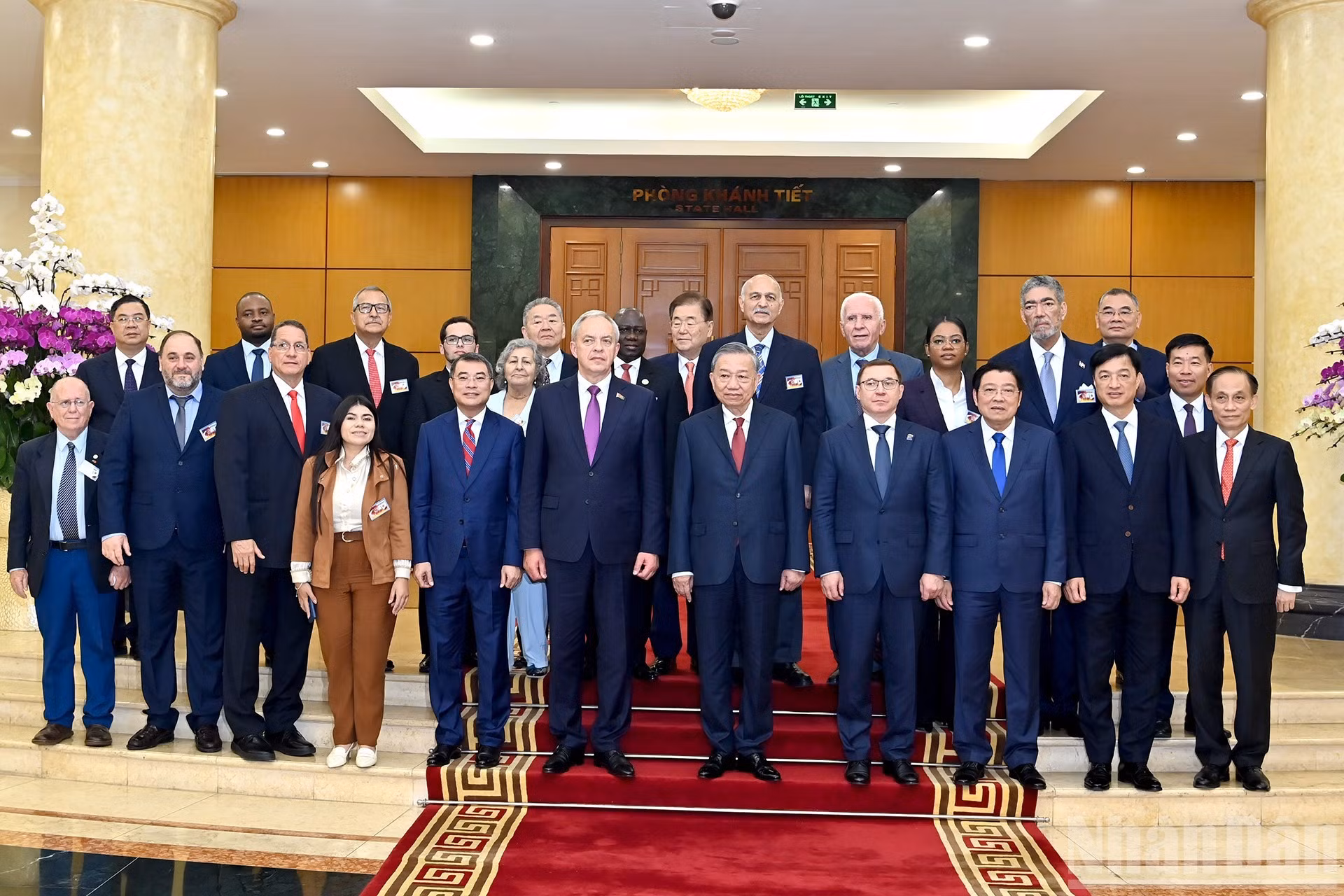 El secretario general To Lam posa junto a los delegados.