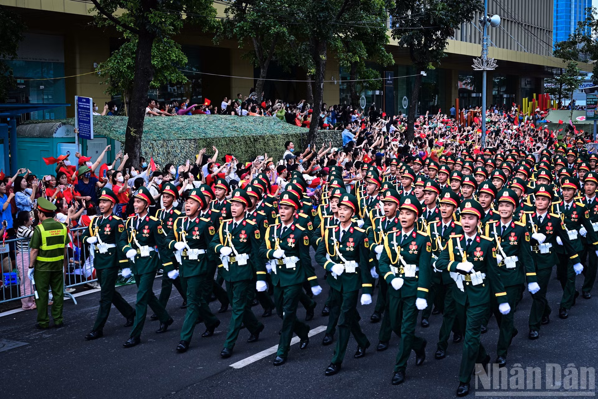 Oficiales de infantería entonan junto con la multitud una famosa canción sobre la Revolución.