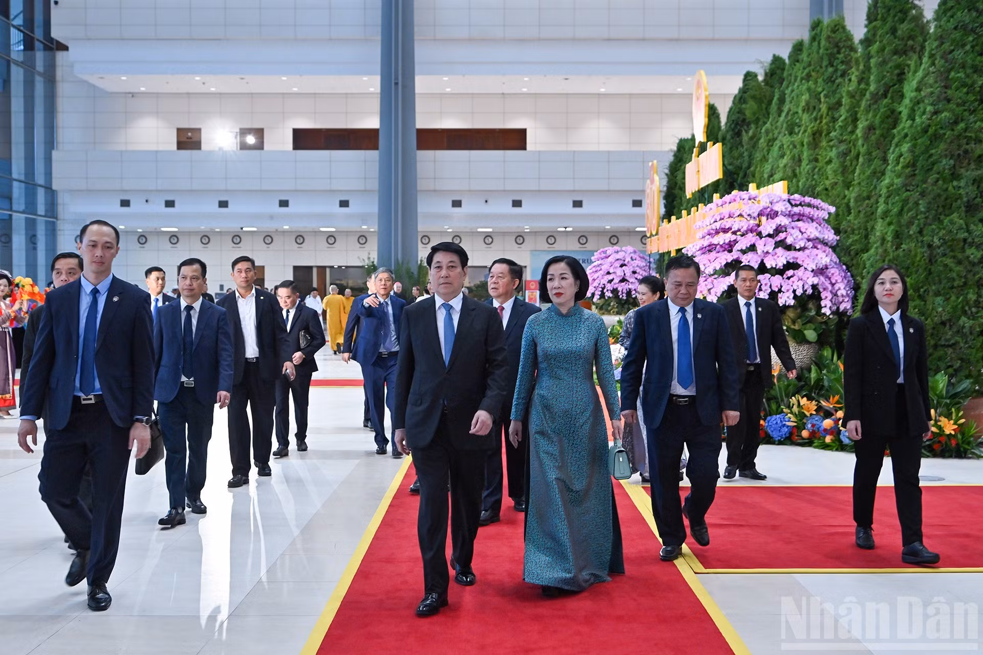 El presidente de Vietnam, Luong Cuong, y su esposa, llegan a la velada.