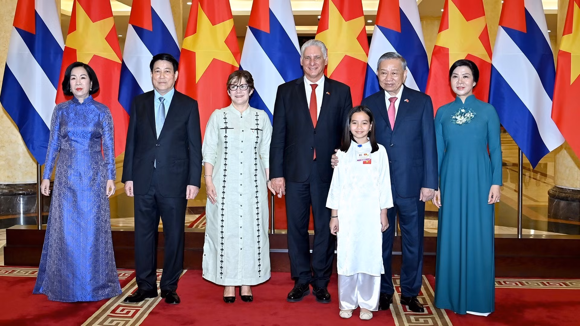 [Foto] Dirigentes de Vietnam ofrecen cena de gala al presidente cubano