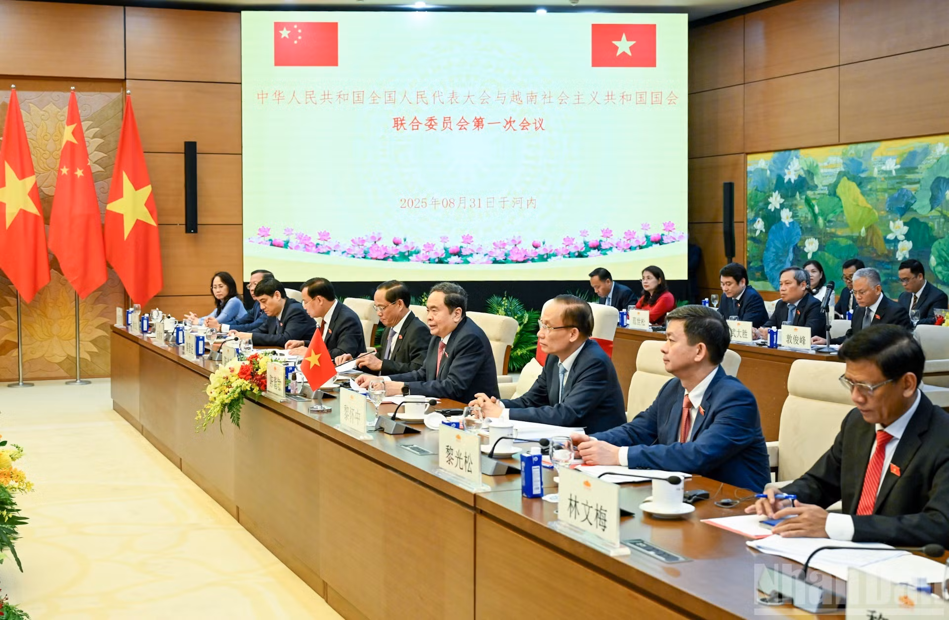 Thanh Man y delegados de la ANV en la sesión.