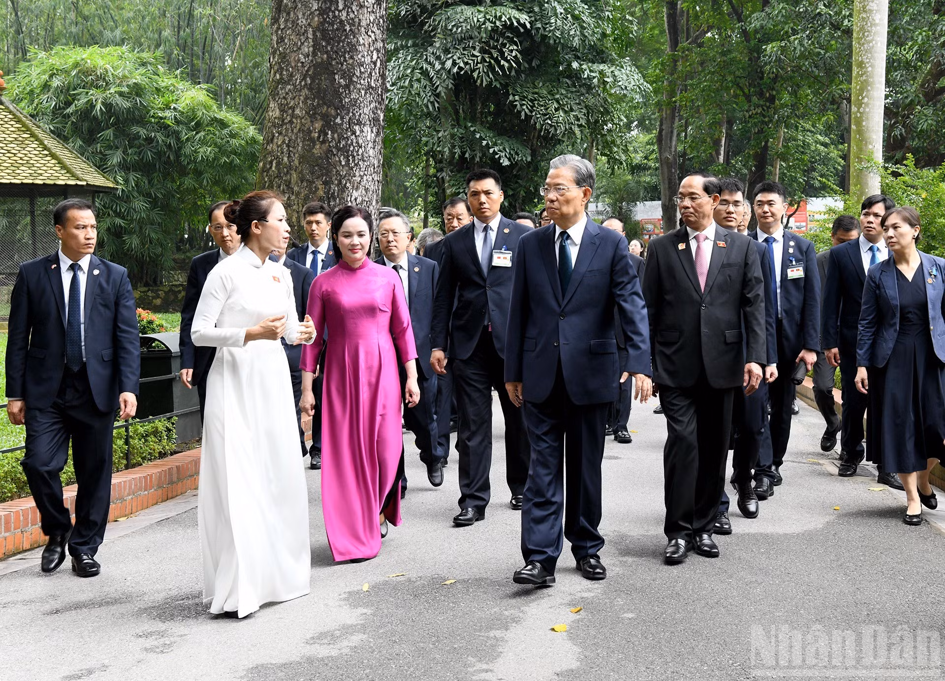 La delegación china recorre la Zona de Reliquias dedicada al Presidente Ho Chi Minh en el Palacio Presidencial, en Hanói.