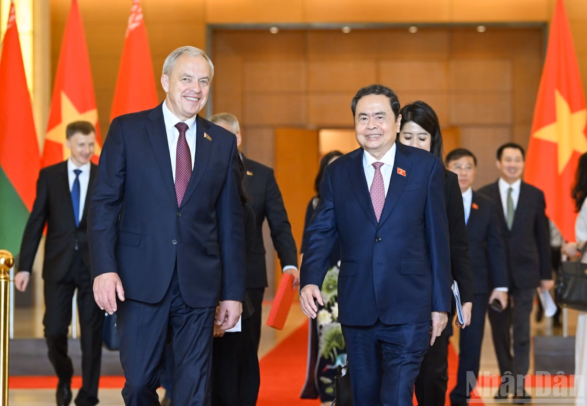El presidente de la Asamblea Nacional de Vietnam, Tran Thanh Man, charla con el titular de la Cámara de Representantes de Bielorrusia, Igor Sergeyenko.