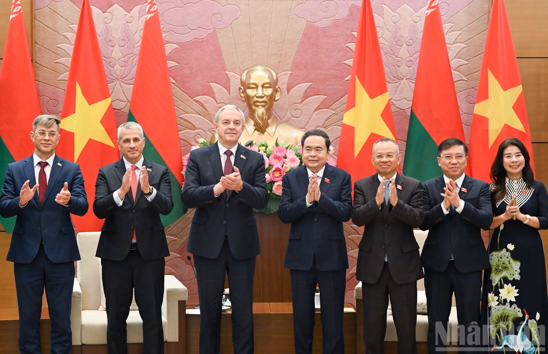 Los dos dirigentes posan junto a delegados de ambas partes.