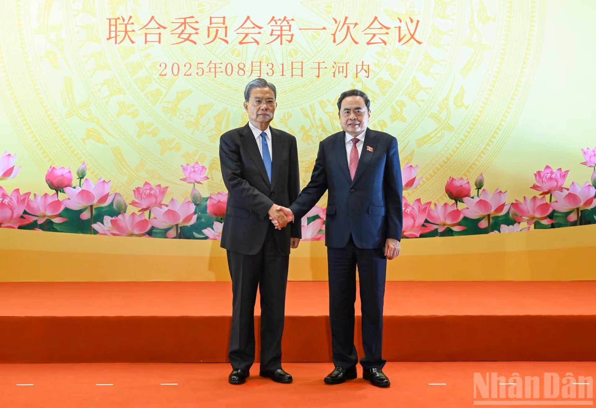 El presidente de la ANV, Tran Thanh Man (derecha), y el miembro del Comité Permanente del Buró Político del Partido Comunista de China y presidente del Comité Permanente de la APN, Zhao Leji.