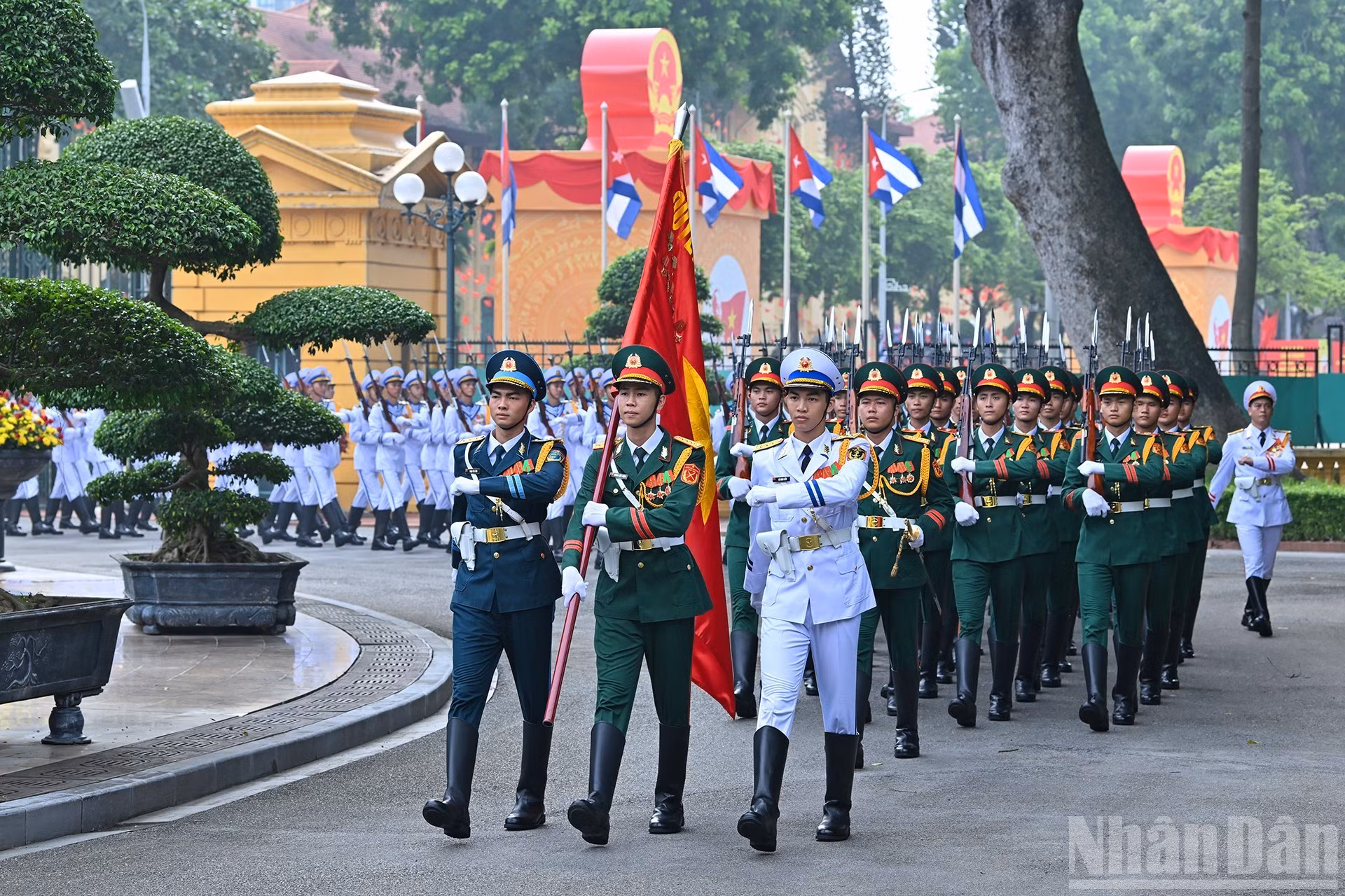 La guardia de honor del Ejército Popular de Vietnam avanza a su posición.