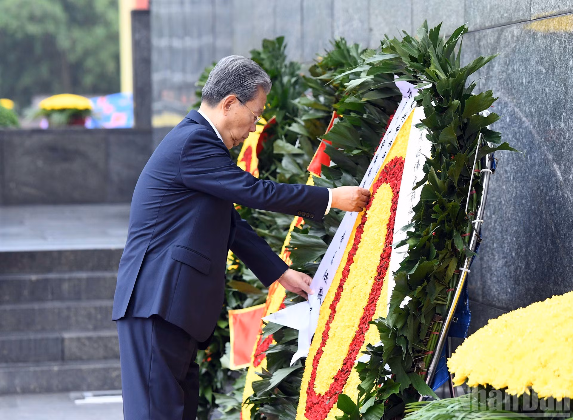 El miembro del Comité Permanente del Buró Político del Partido Comunista de China y presidente del Comité Permanente de la Asamblea Popular Nacional, Zhao Leji, deposita una ofrenda floral en homenaje al Presidente Ho Chi Minh.