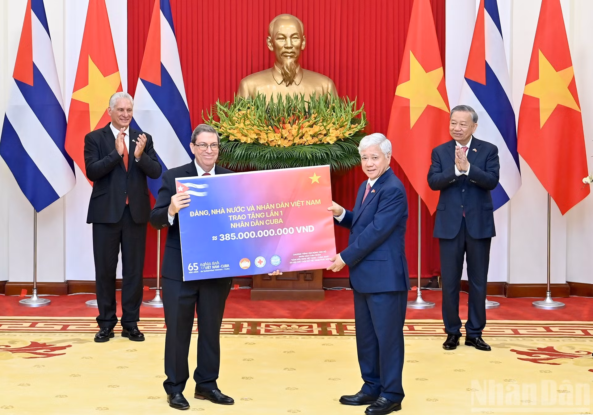 Los dos dirigentes presencian la entrega de un donativo del pueblo vietnamita para Cuba, valorado en 385 mil millones de dongs vietnamitas (unos 14,6 millones de dólares). Se trata del fruto inicial de una campaña de recaudación nacional de Vietnam a favor de Cuba en ocasión del 65º aniversario de las relaciones diplomáticas bilaterales.