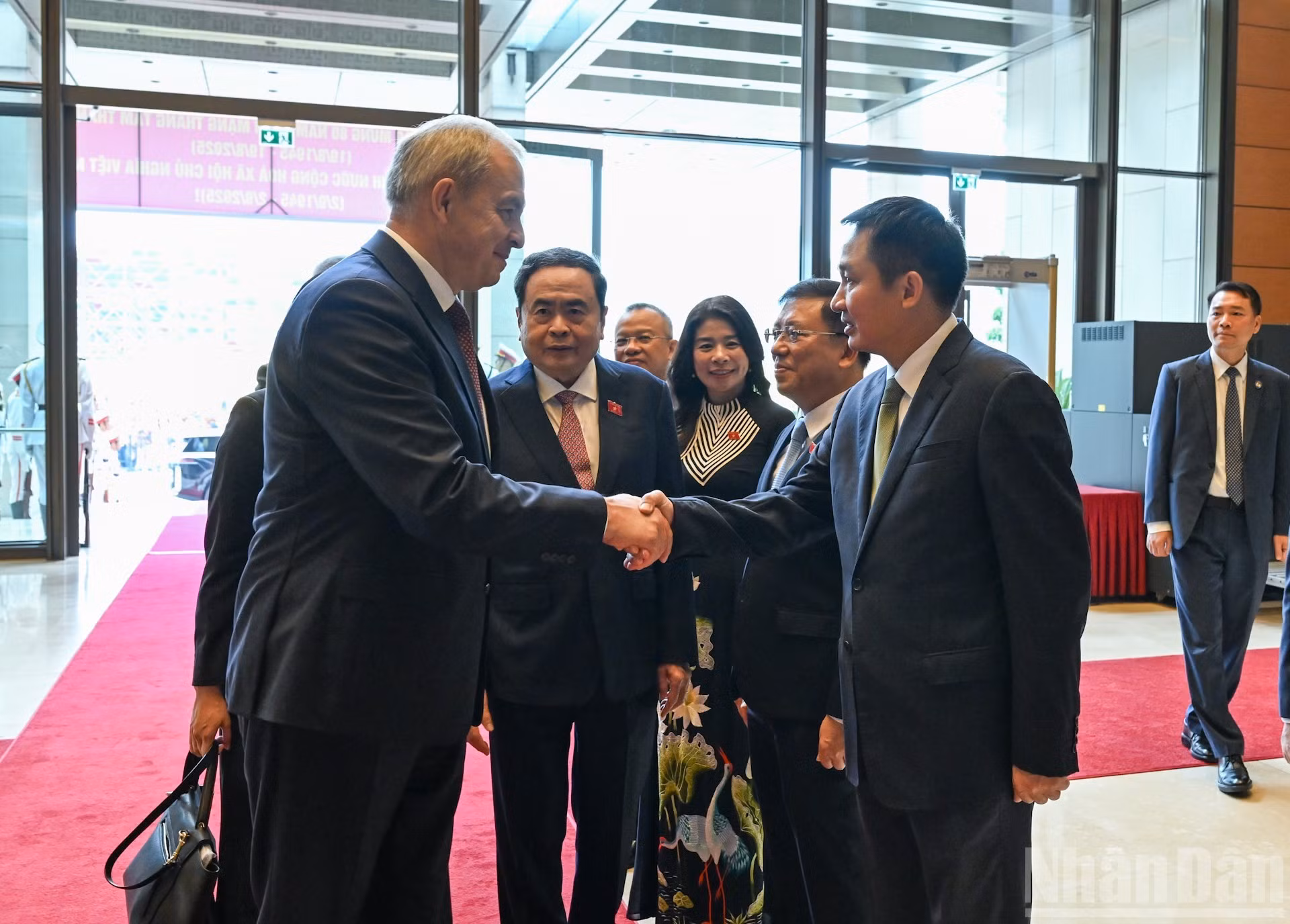 Thanh Man presenta a los delegados de la parte vietnamita a Sergeyenko.
