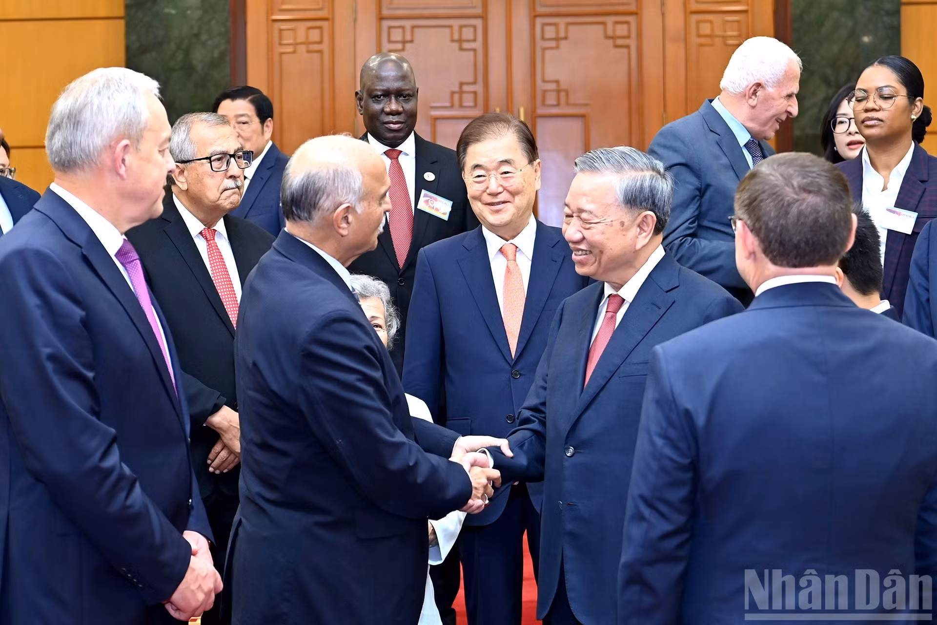 El dirigente partidista de Vietnam y los delegados.