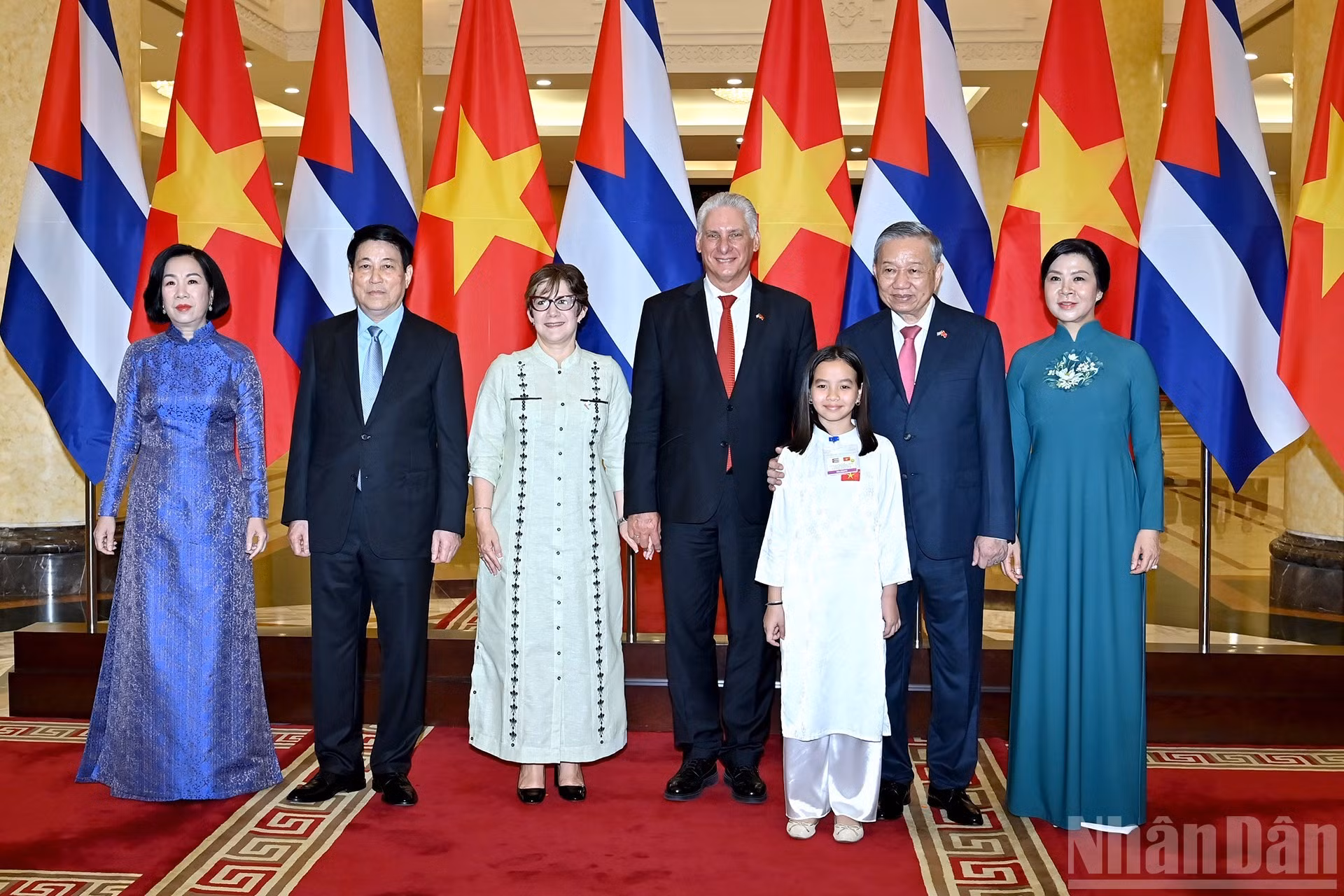 Los tres dirigentes posan junto con sus cónyuges.