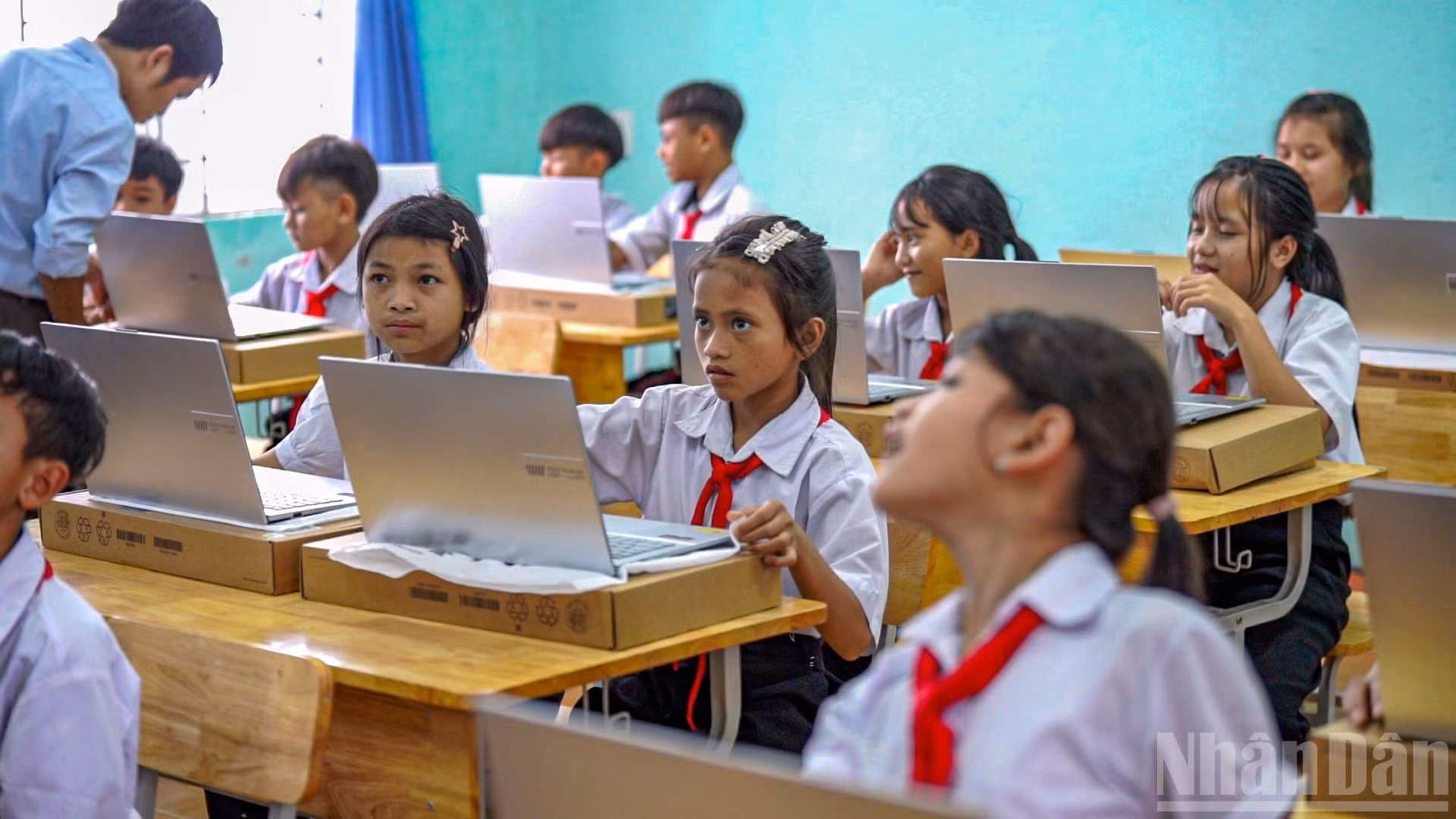 Más que una herramienta de alta tecnología para el aprendizaje, el obsequio ayuda al alumno a conectarse con el mundo.
