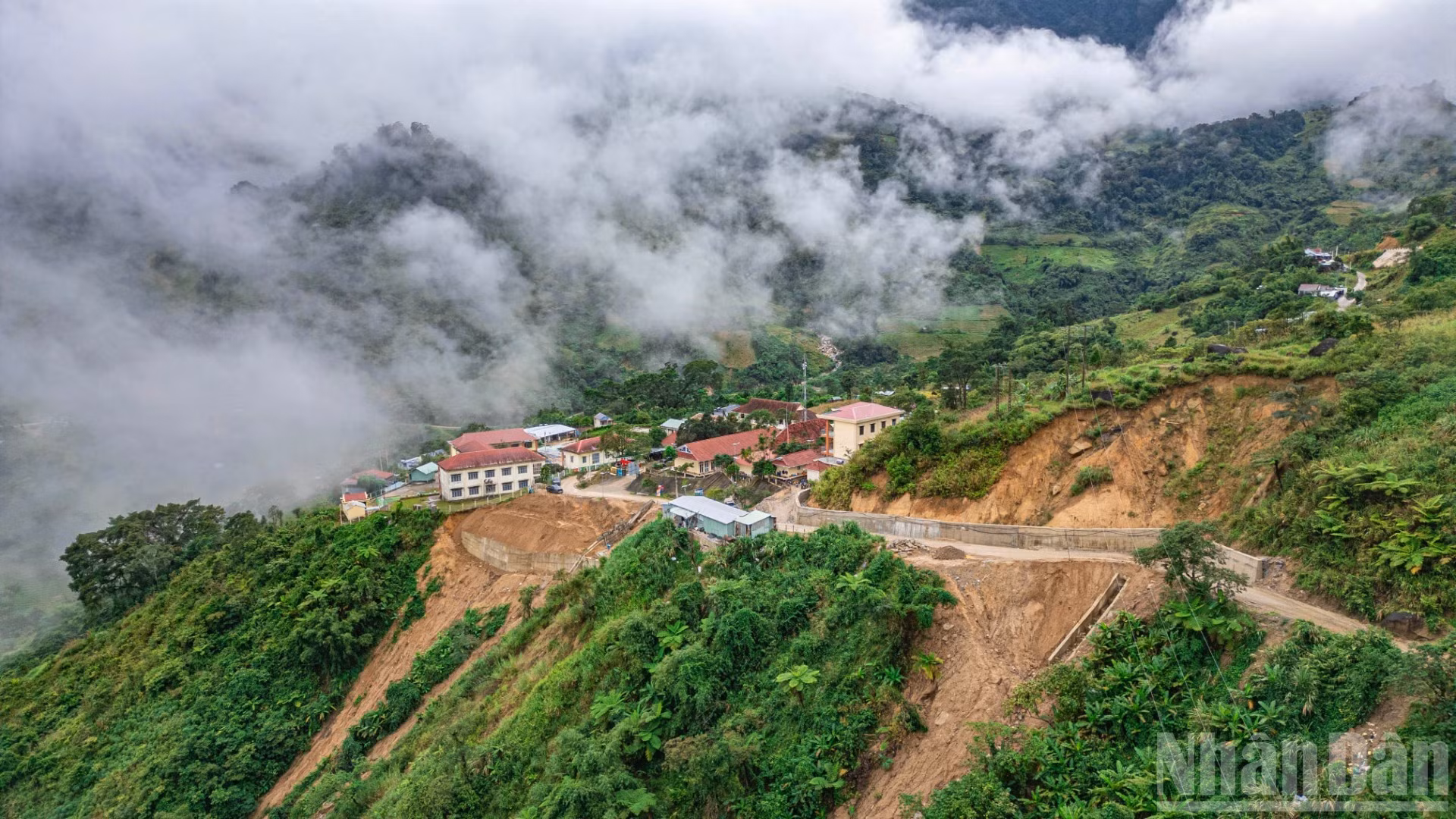 La escuela primaria y secundaria de Ngoc Linh en el mar de nubes.