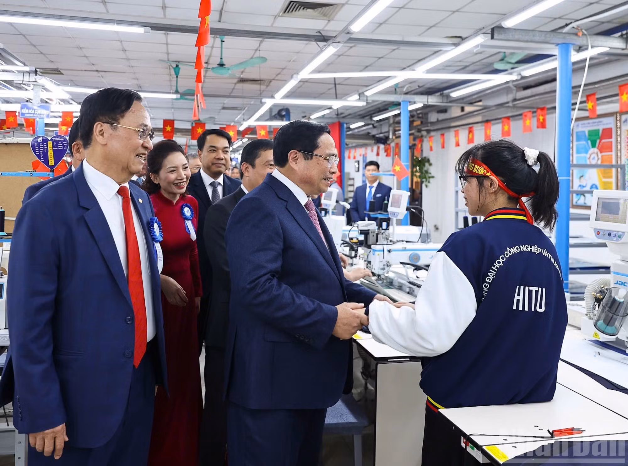 El jefe de Gobierno visita un taller de la corporación.