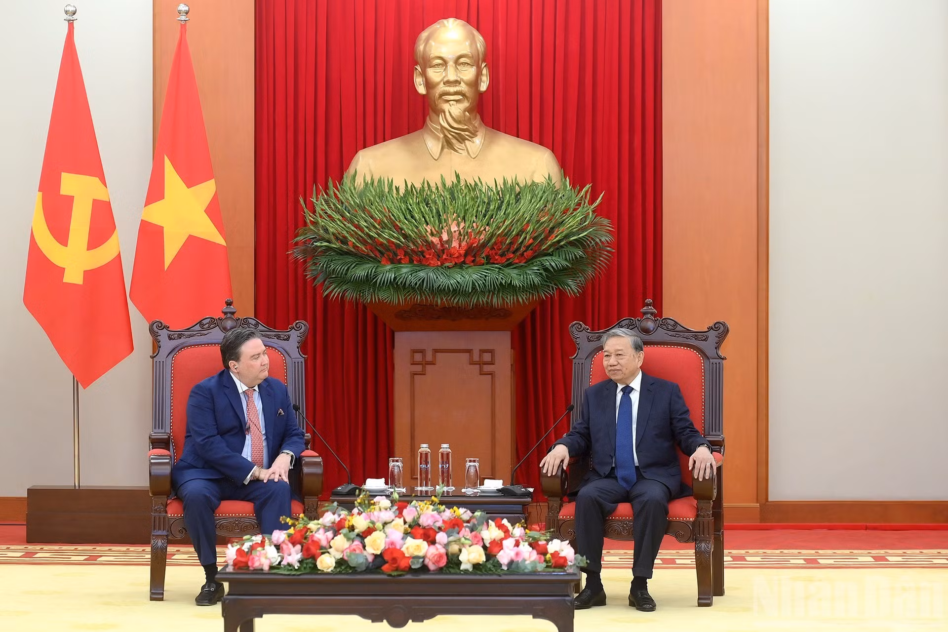 Escena de la reunión entre el secretario general del Partido Comunista de Vietnam, To Lam, y el embajador de Estados Unidos, Marc Knapper.