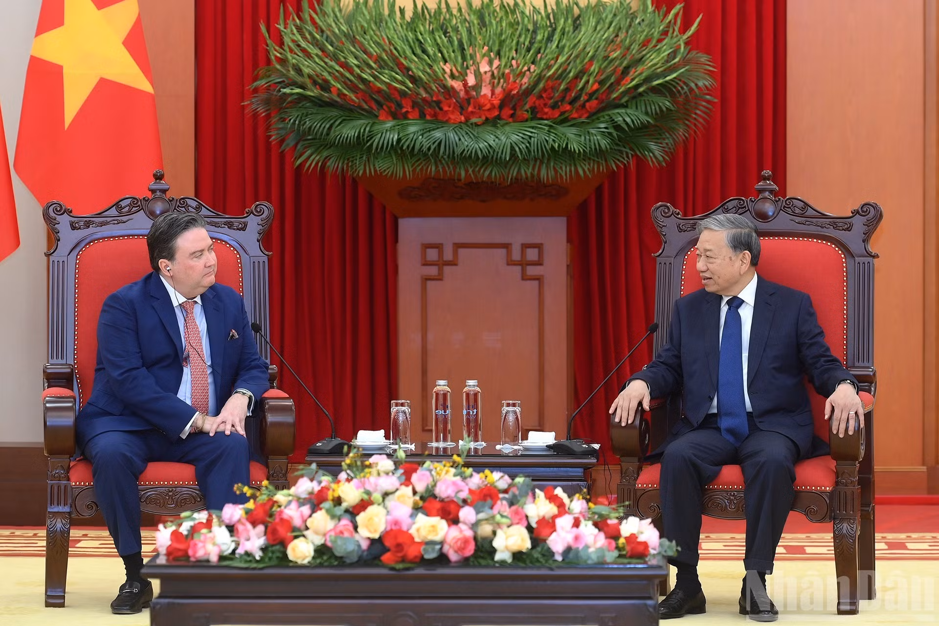 El secretario general del Partido Comunista de Vietnam, To Lam, conversa con el embajador saliente de Estados Unidos, Marc Knapper.