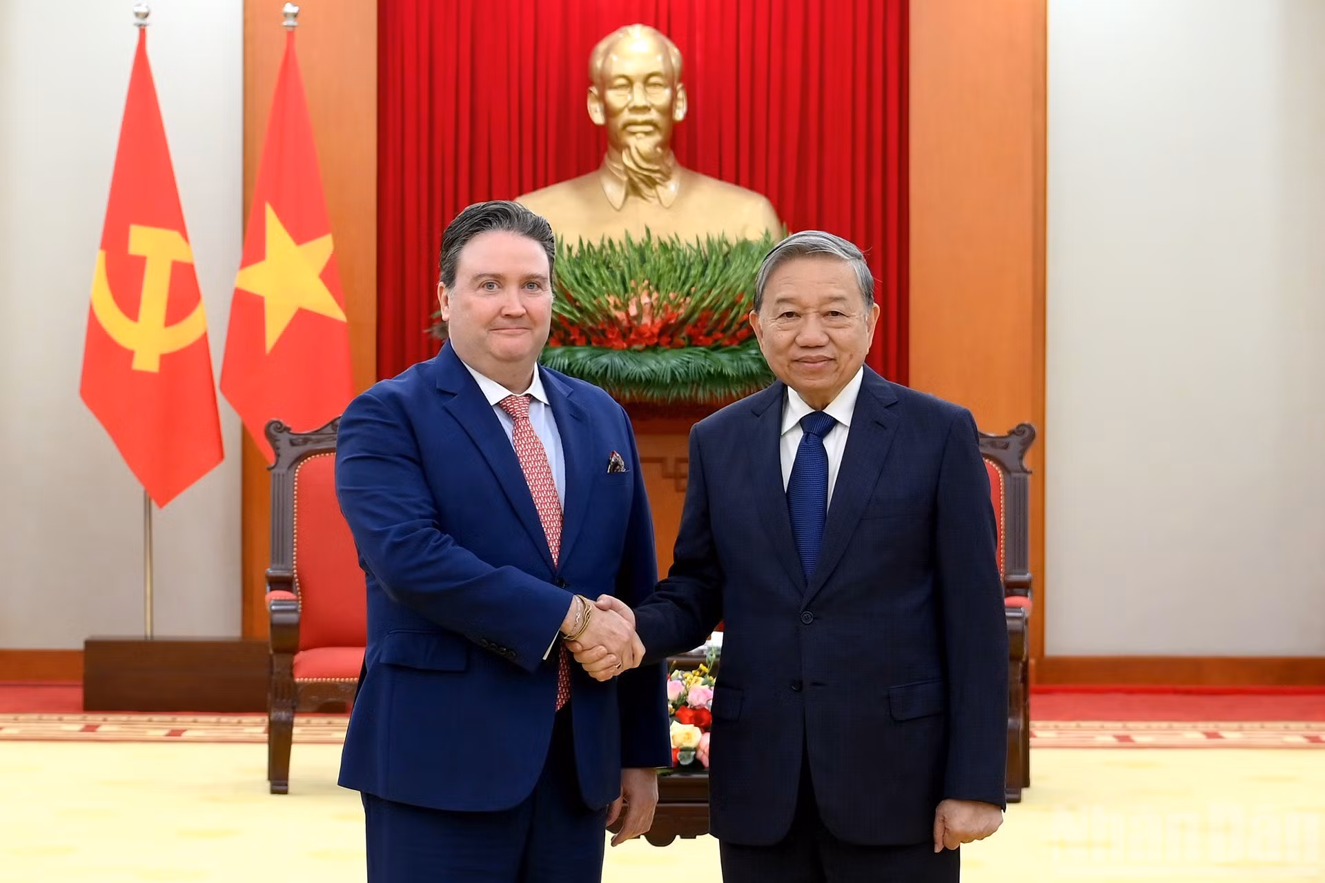 El secretario general del Partido Comunista de Vietnam, To Lam, y el embajador de Estados Unidos en el país, Marc Knapper.