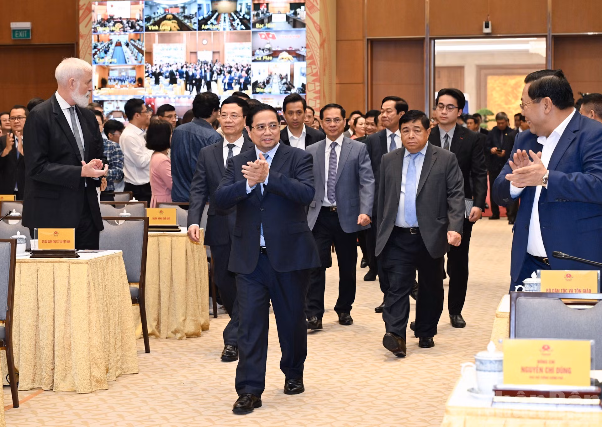El primer ministro Pham Minh Chinh llega al tercer Foro Nacional sobre el Desarrollo de la Economía Digital y la Sociedad Digital.