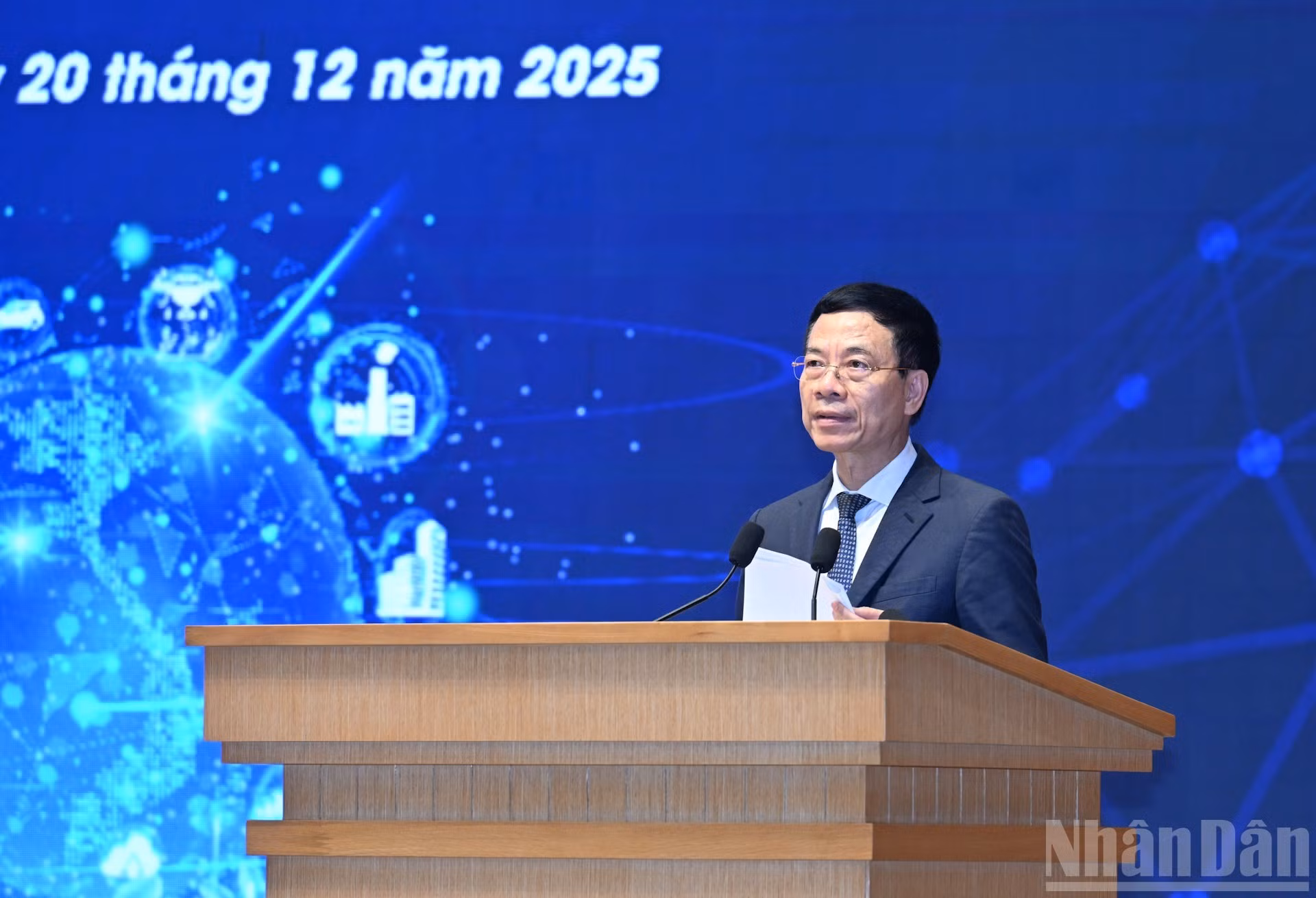 El ministro de Ciencia y Tecnología, Nguyen Manh Hung.