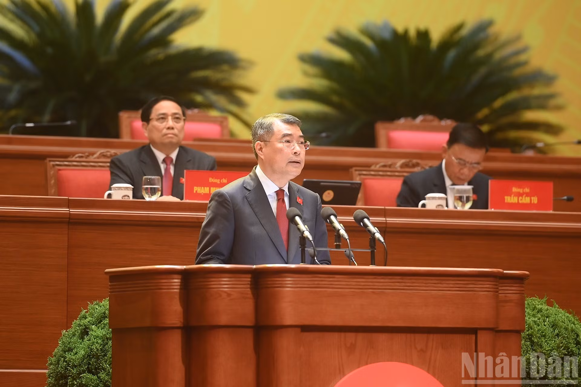 Le Minh Hung, miembro del Buró Político y del Secretariado del Comité Central del Partido y jefe de su Comisión de Organización, tiene la palabra.