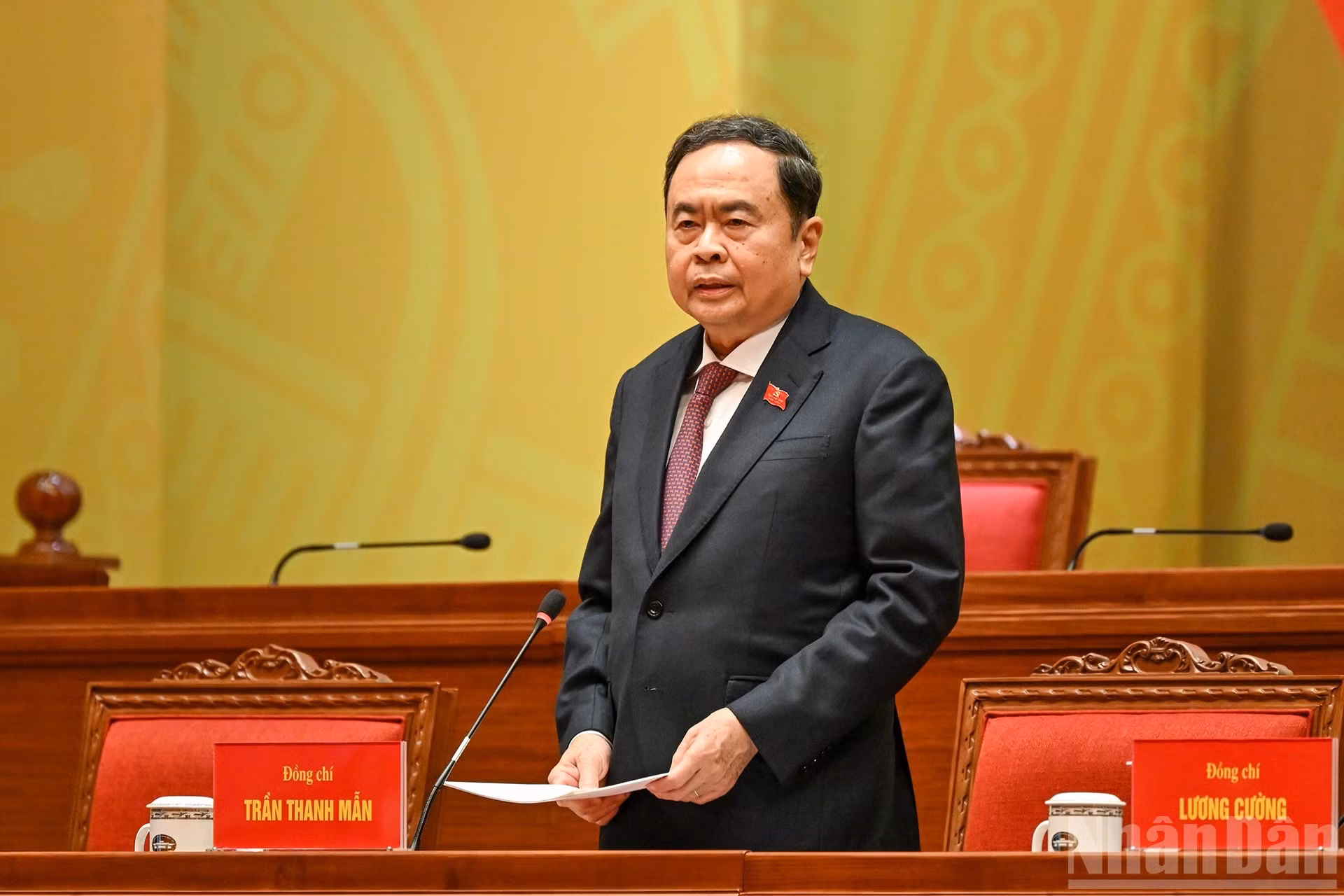 El miembro del Buró Político del Comité Central del Partido y presidente de la Asamblea Nacional, Tran Thanh Man, conduce la cita.