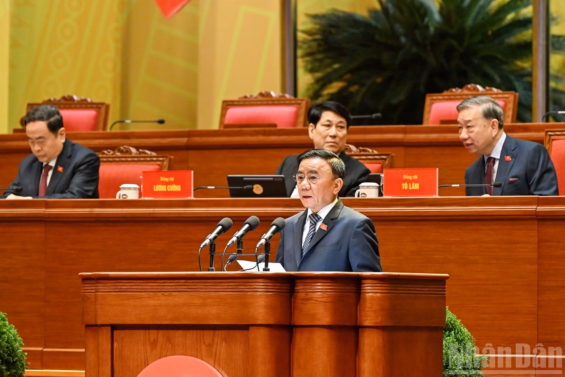 Tran Cam Tu, integrante del Buró Político y miembro permanente del Secretariado del Comité Central del Partido, interviene en la reunión.