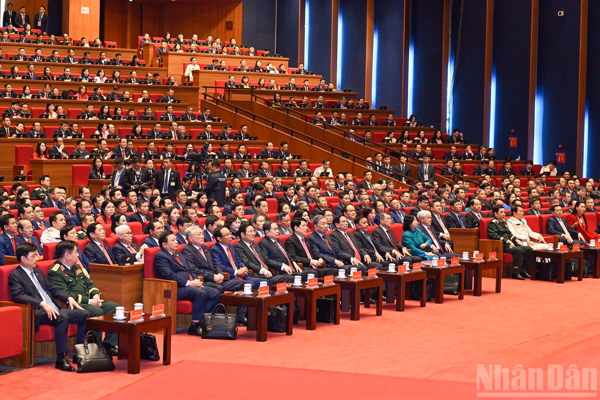 Dirigentes del Partido y del Estado, junto con otros delegados, en la sesión preparatoria del XIV Congreso Nacional del Partido.