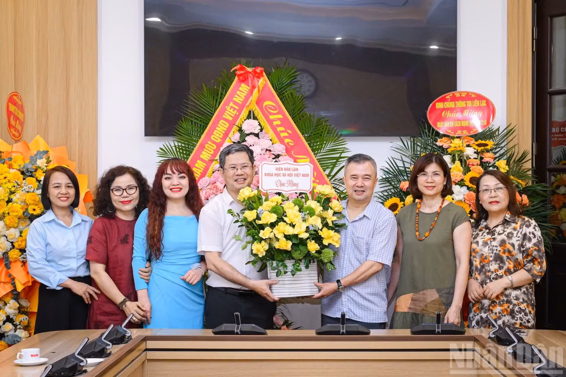 El doctor y profesor asociado Pham Minh Phuc, jefe adjunto de la Oficina de la Academia de Ciencias Sociales de Vietnam y redactor jefe de la Editorial de Ciencias Sociales, se reúne con el personal de Nhan Dan.