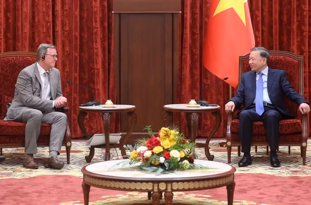 El secretario general del Partido Comunista y presidente de Vietnam, To Lam, conversa con el subtitular del Parlamento Federal Alemán, Bodo Ramelow.