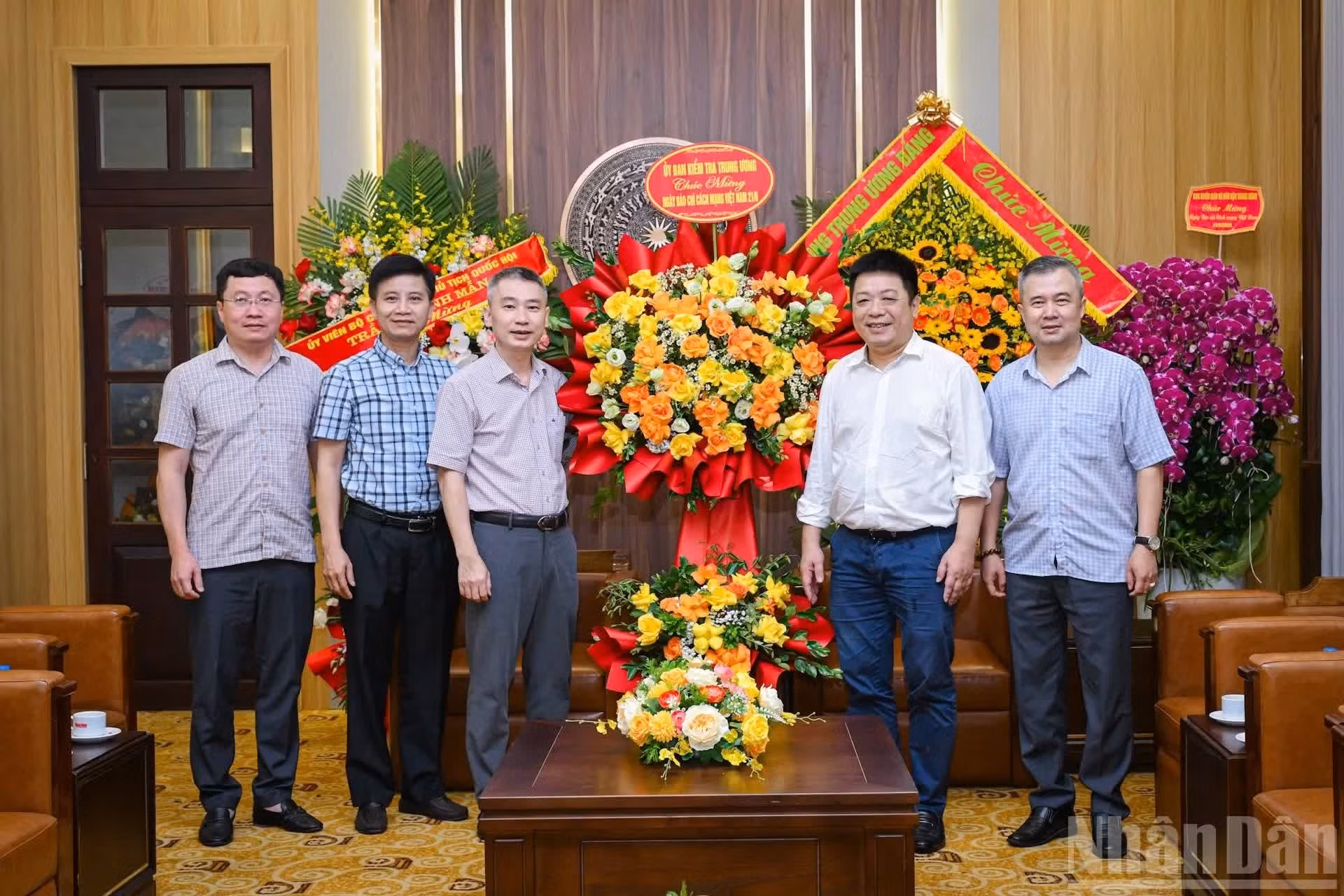 Dang Tran Kien, director del Departamento de Territorio III de la Comisión Central de Control Disciplinario, extiende felicitaciones al personal de Nhan Dan.