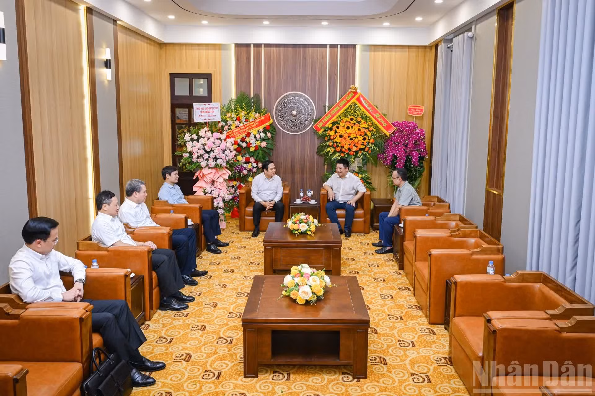 Pham Quang Ngoc, miembro del Comité Central del Partido Comunista de Vietnam (PCV) y secretario del Comité del Partido en la provincia de Hung Yen, transmite los mejores deseos de las autoridades locales a Nhan Dan y expresa su esperanza de que el periódico siga coordinando la labor divulgativa en favor del desarrollo socioeconómico de ese territorio.