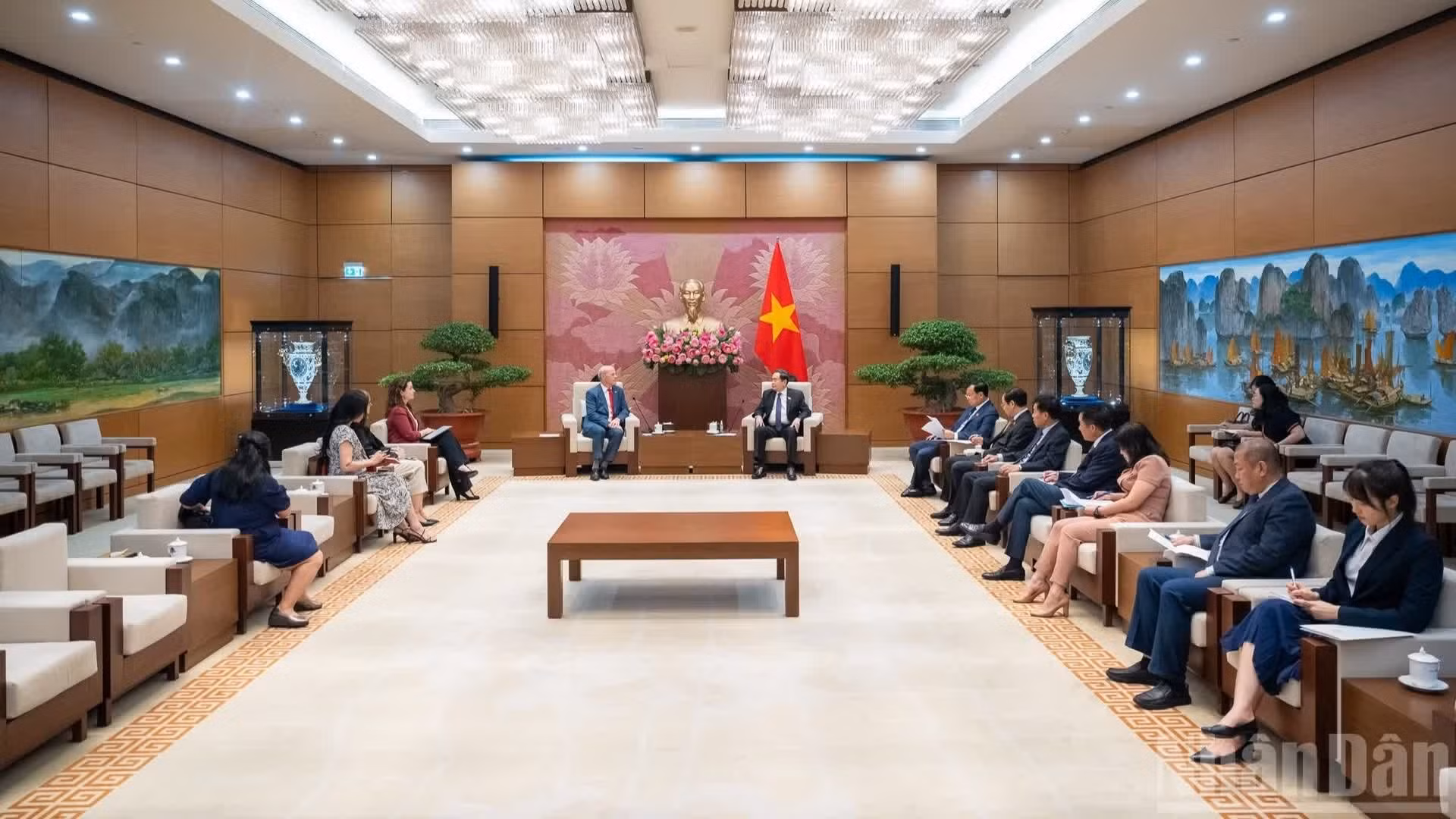 El presidente de la Asamblea Nacional de Vietnam, Tran Thanh Man, recibe al nuevo embajador de Canadá en el país, Jim Nickel.