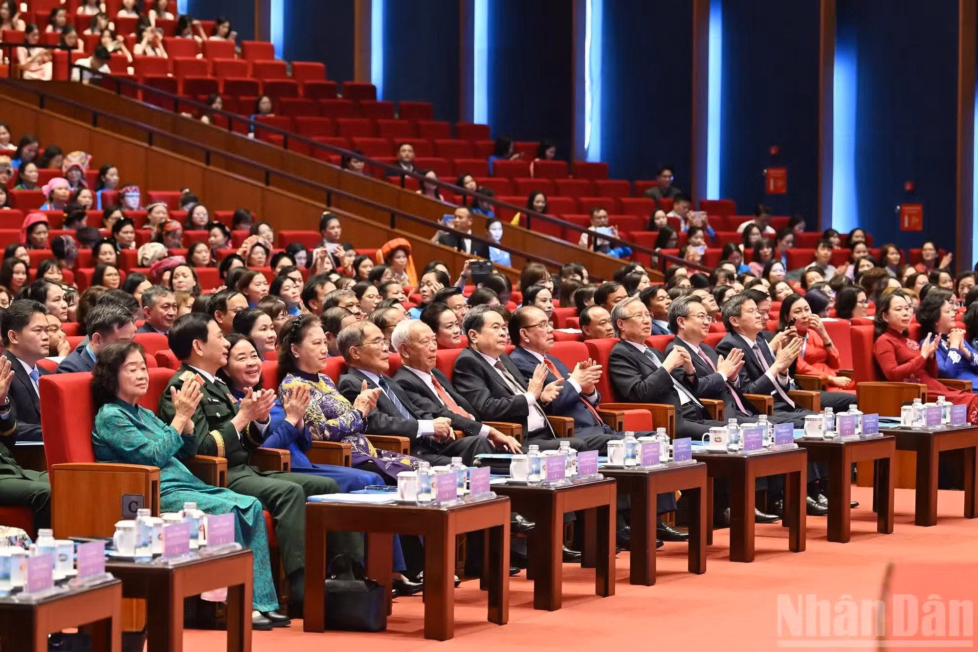 Dirigentes del Partido y del Estado, junto con demás delegados, presencian la inauguración del Congreso.