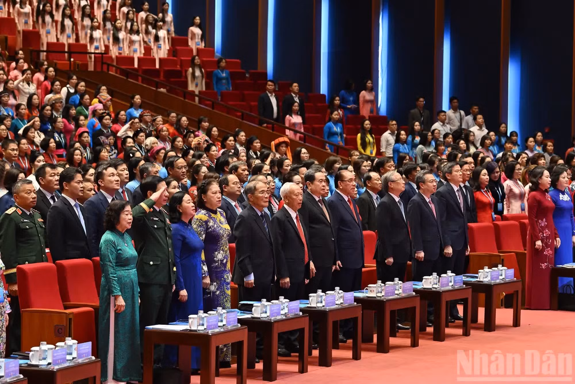 Dirigentes del Partido y del Estado efectúan el acto de saludo a la bandera.