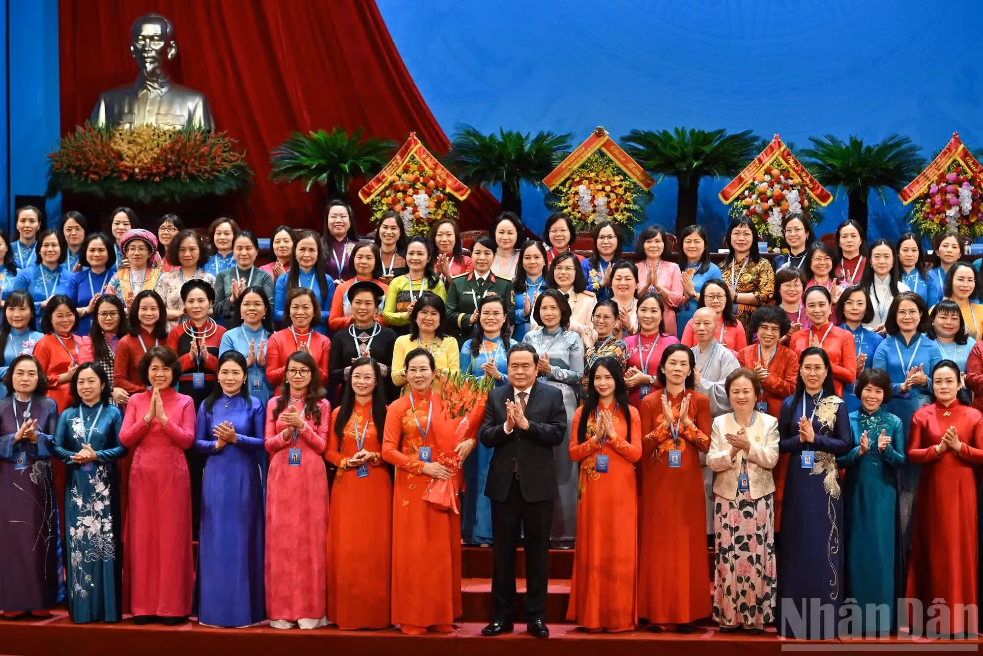 El presidente de la Asamblea Nacional, Tran Thanh Man, entrega flores de felicitación al Comité Central de la Unión de Mujeres de Vietnam del XIV mandato.