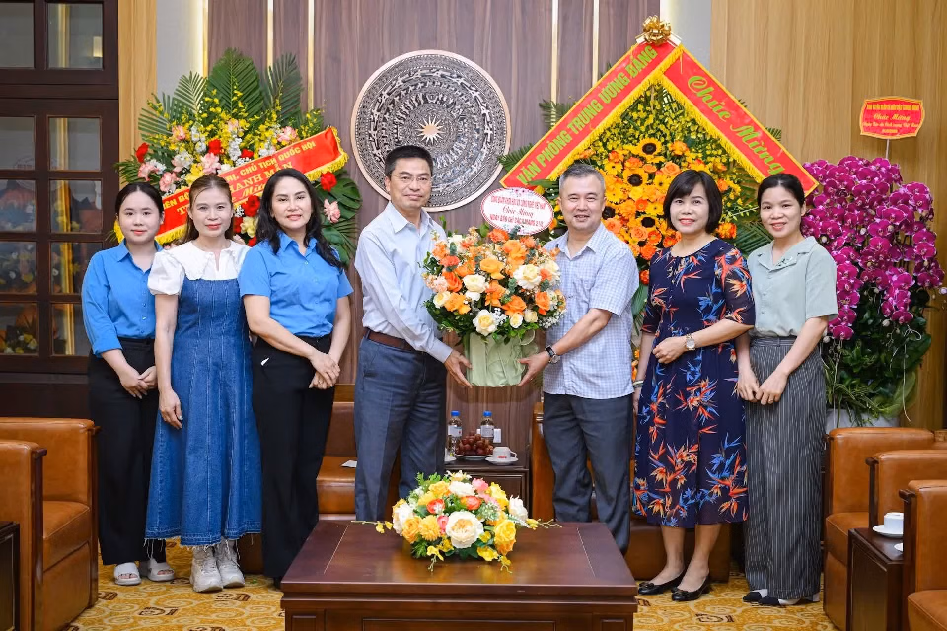 Una delegación encabezada por Pham Quang Huong, vicepresidente del Comité Ejecutivo del Sindicato de Ciencia y Tecnología de Vietnam, visita al periódico Nhan Dan.