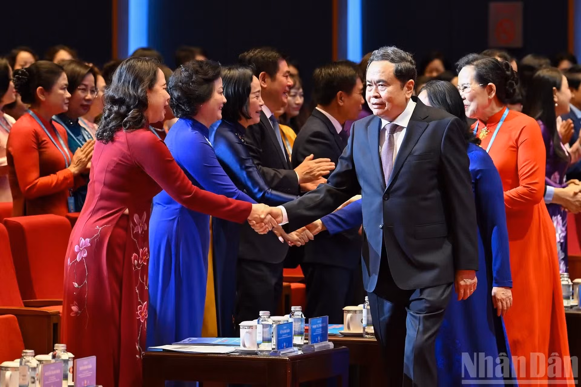 El presidente de la Asamblea Nacional, Tran Thanh Man, y delegados a la cita.