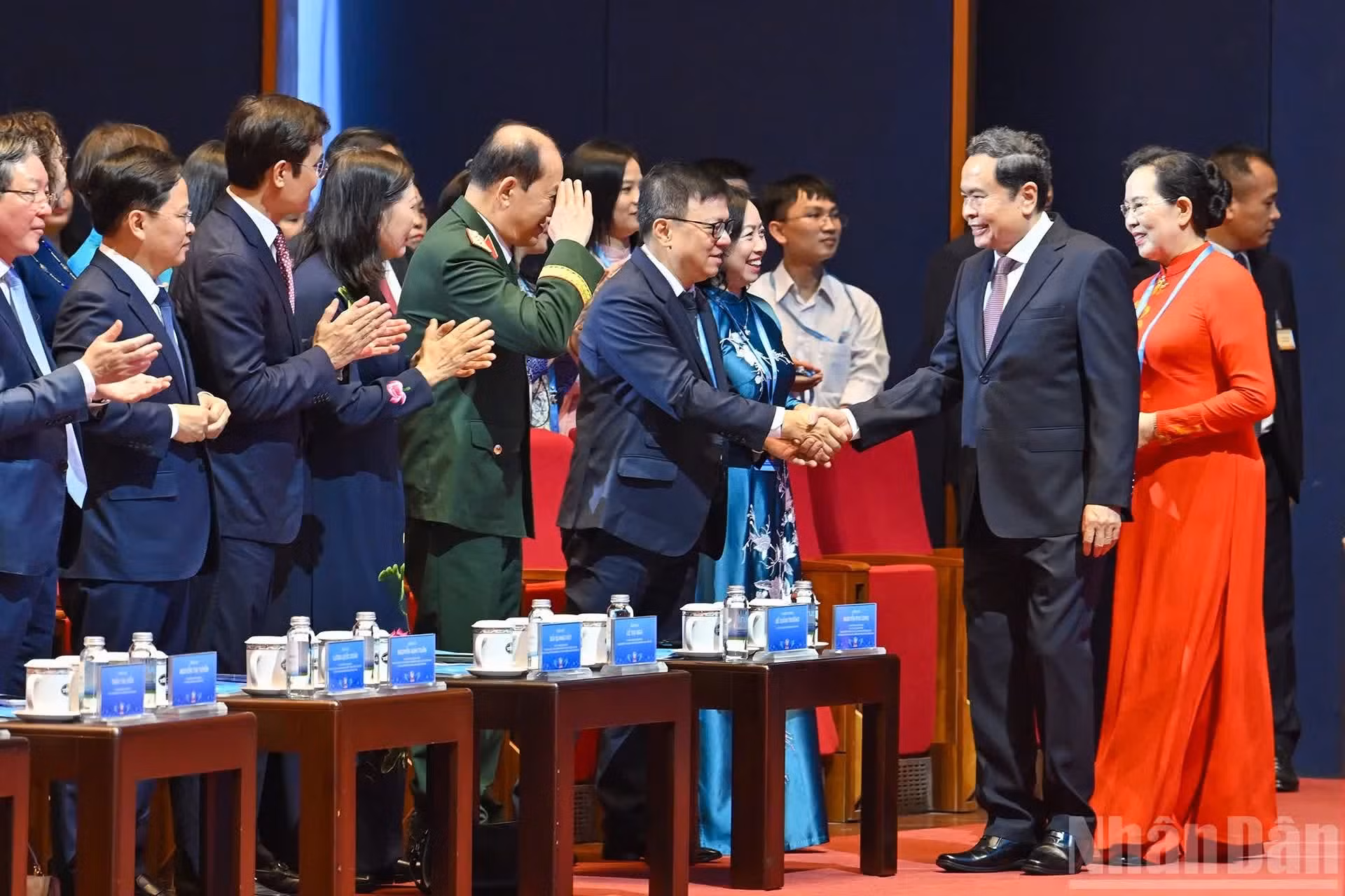 El presidente de la Asamblea Nacional, Tran Thanh Man, y delegados a la cita.