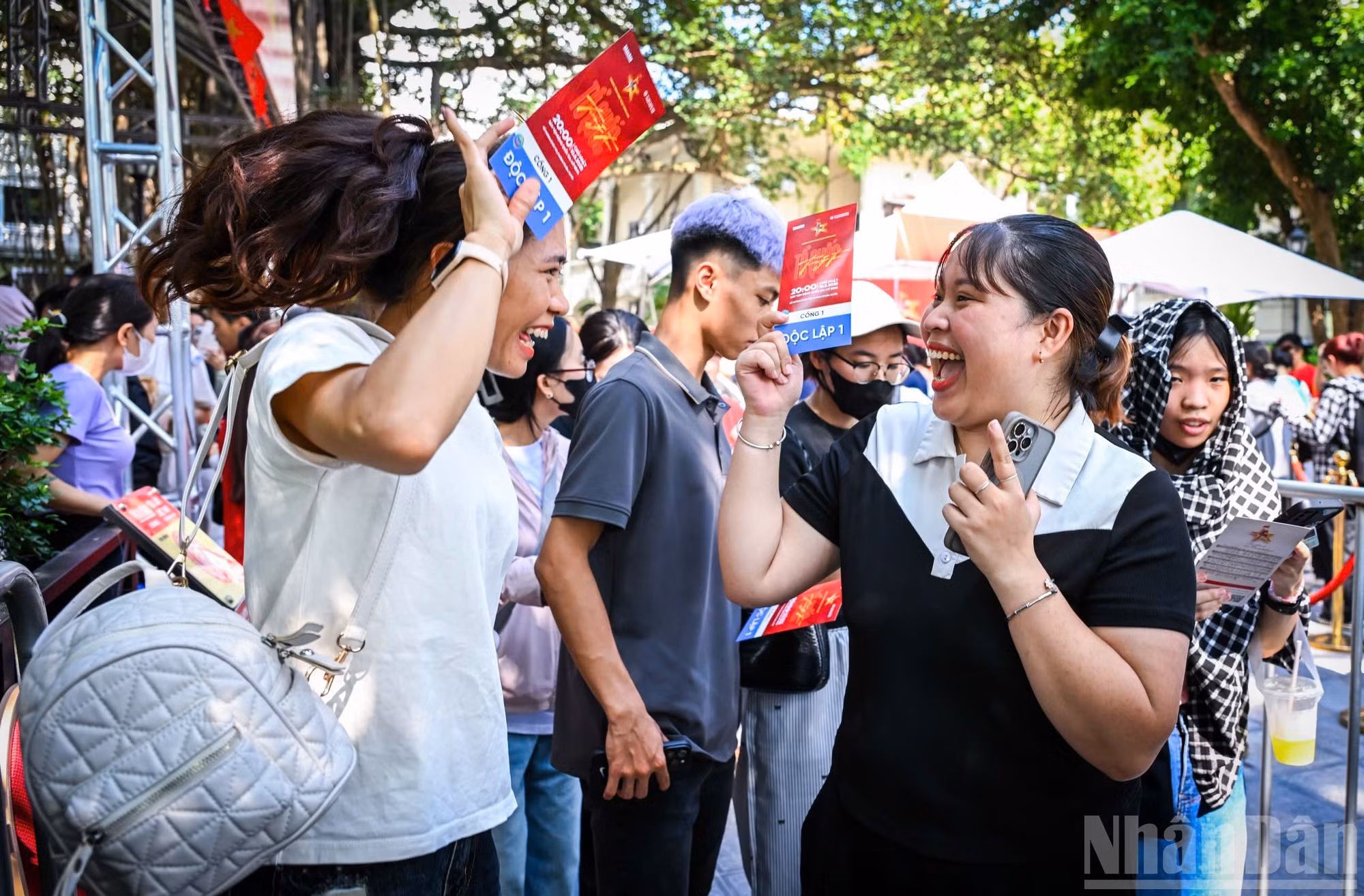 [Foto] Largas colas para conseguir entradas del concierto “La Patria en el corazón”