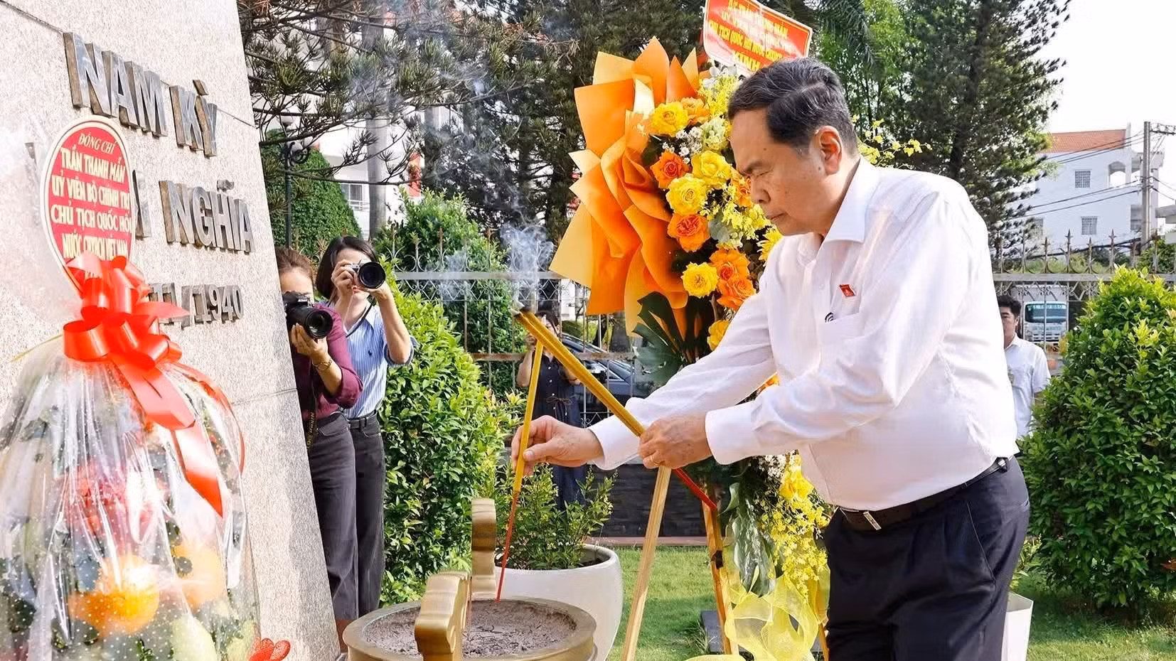 El presidente de la Asamblea Nacional de Vietnam, Tran Thanh Man, coloca inciensos y flores en el sitio histórico y cultural nacional “Dinh Quan Hoc Mon”.