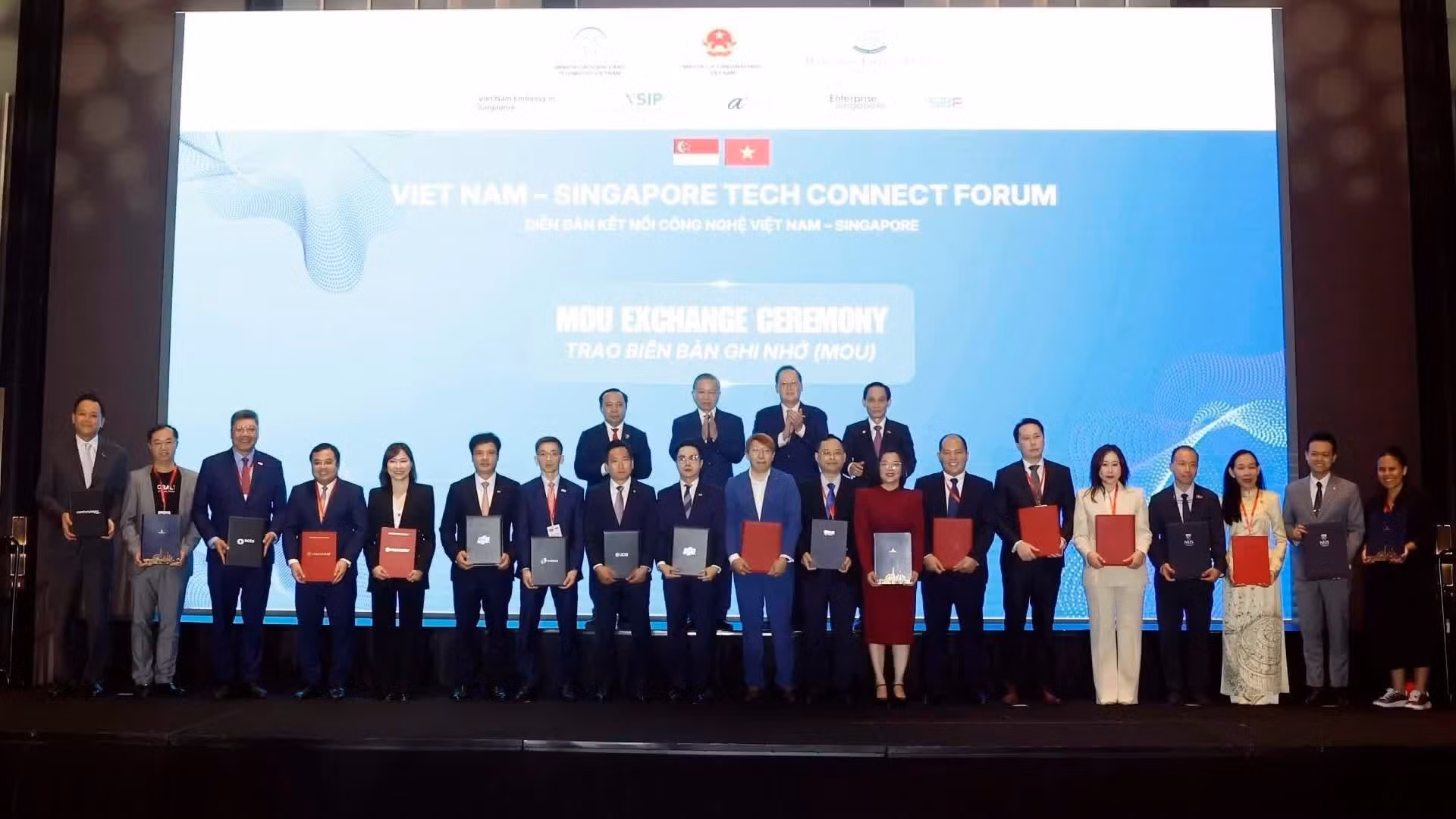 El secretario general del Partido Comunista y presidente de Vietnam, To Lam, presencia el intercambio de documentos de cooperación entre las dos naciones.