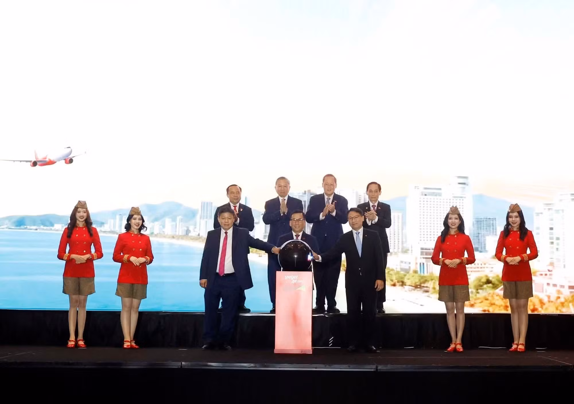 El secretario general del Partido Comunista y presidente de Vietnam, To Lam, presencia el acto protocolar de apertura de una ruta aérea entre la ciudad vietnamita de Nha Trang y Singapur por parte de la compañía Vietjet Air.